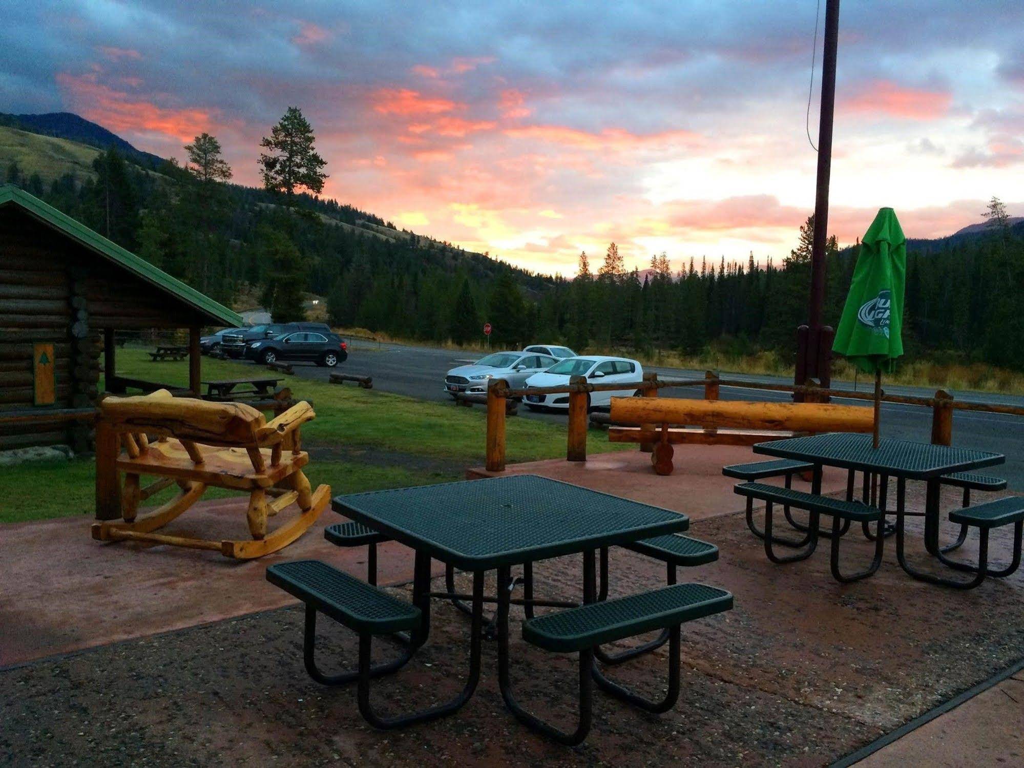 Pahaska Tepee Resort