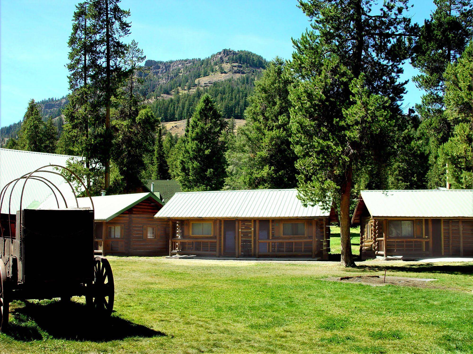 Pahaska Tepee Resort