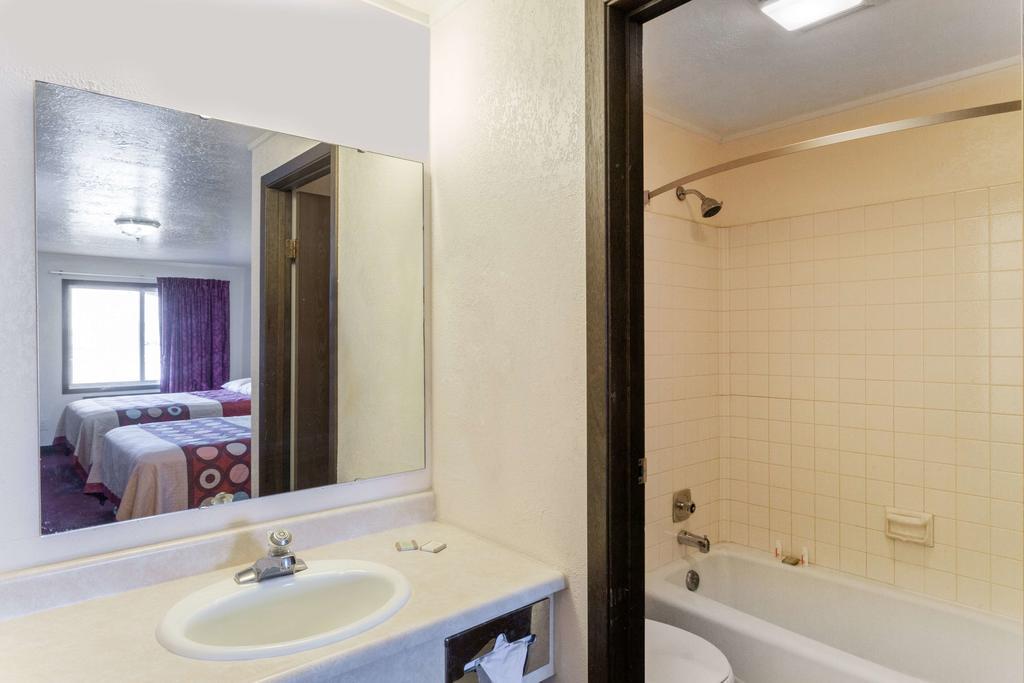 Super 8 by Wyndham Evanston