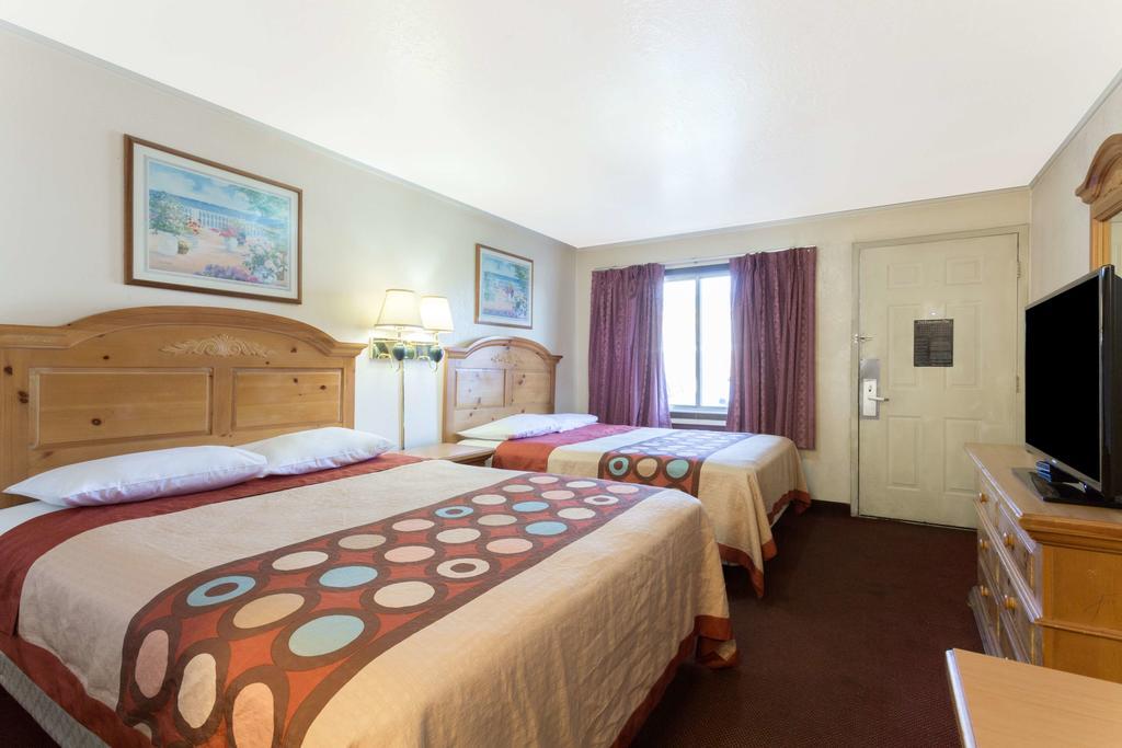 Super 8 by Wyndham Evanston