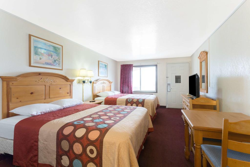 Super 8 by Wyndham Evanston