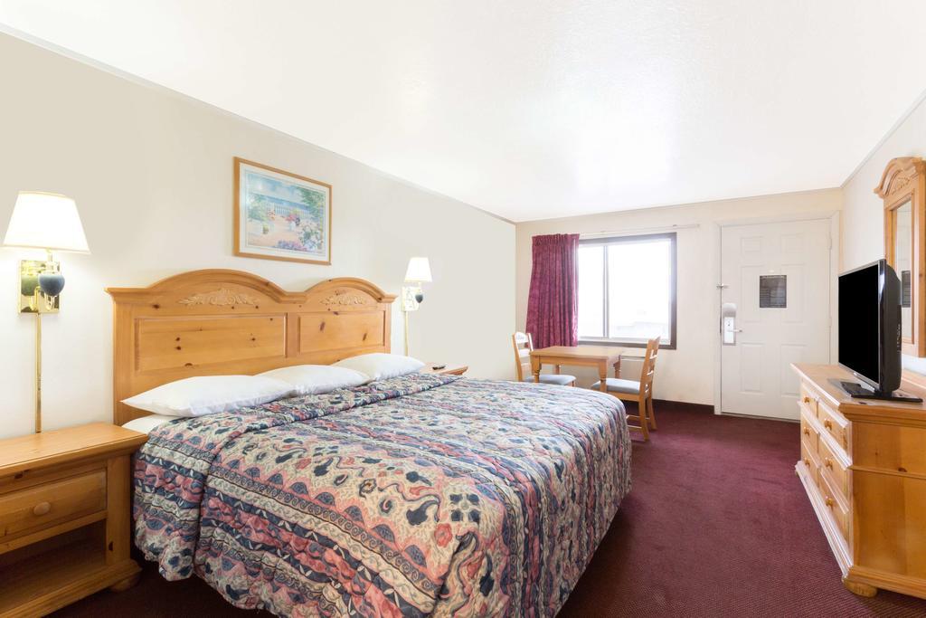 Super 8 by Wyndham Evanston