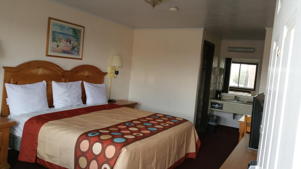 Super 8 by Wyndham Evanston