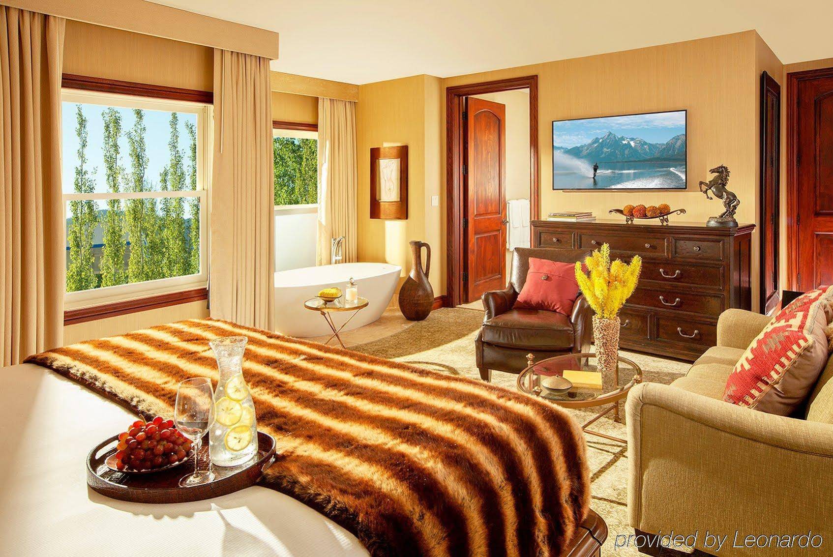 Rustic Inn Creekside Resort & Spa