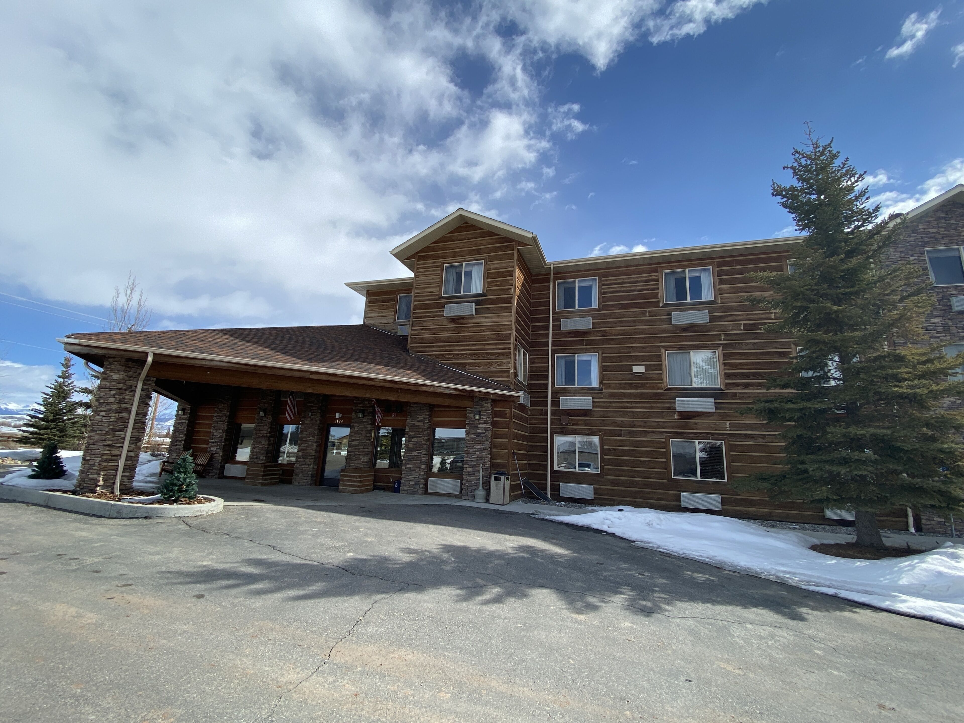 Pinedale Hotel & Suites