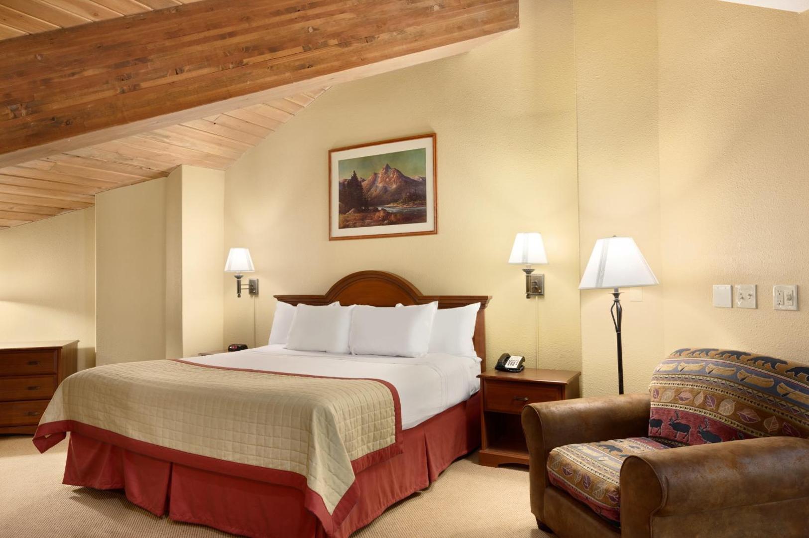 Pinedale Hotel & Suites