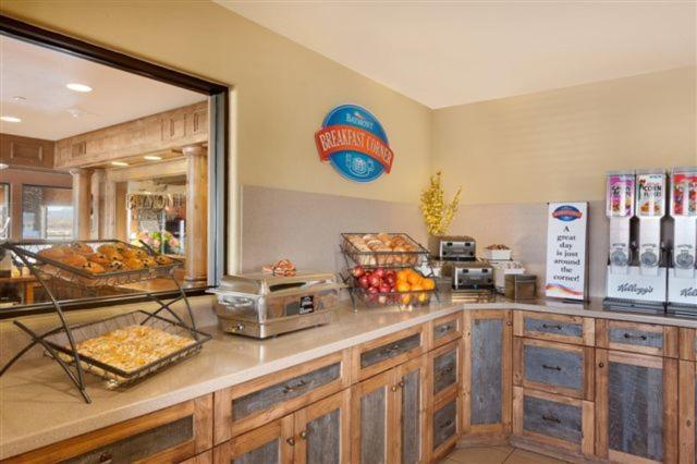 Pinedale Hotel & Suites