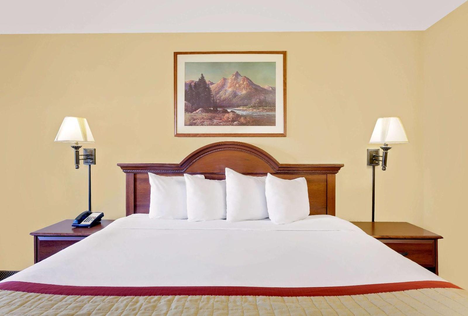 Pinedale Hotel & Suites