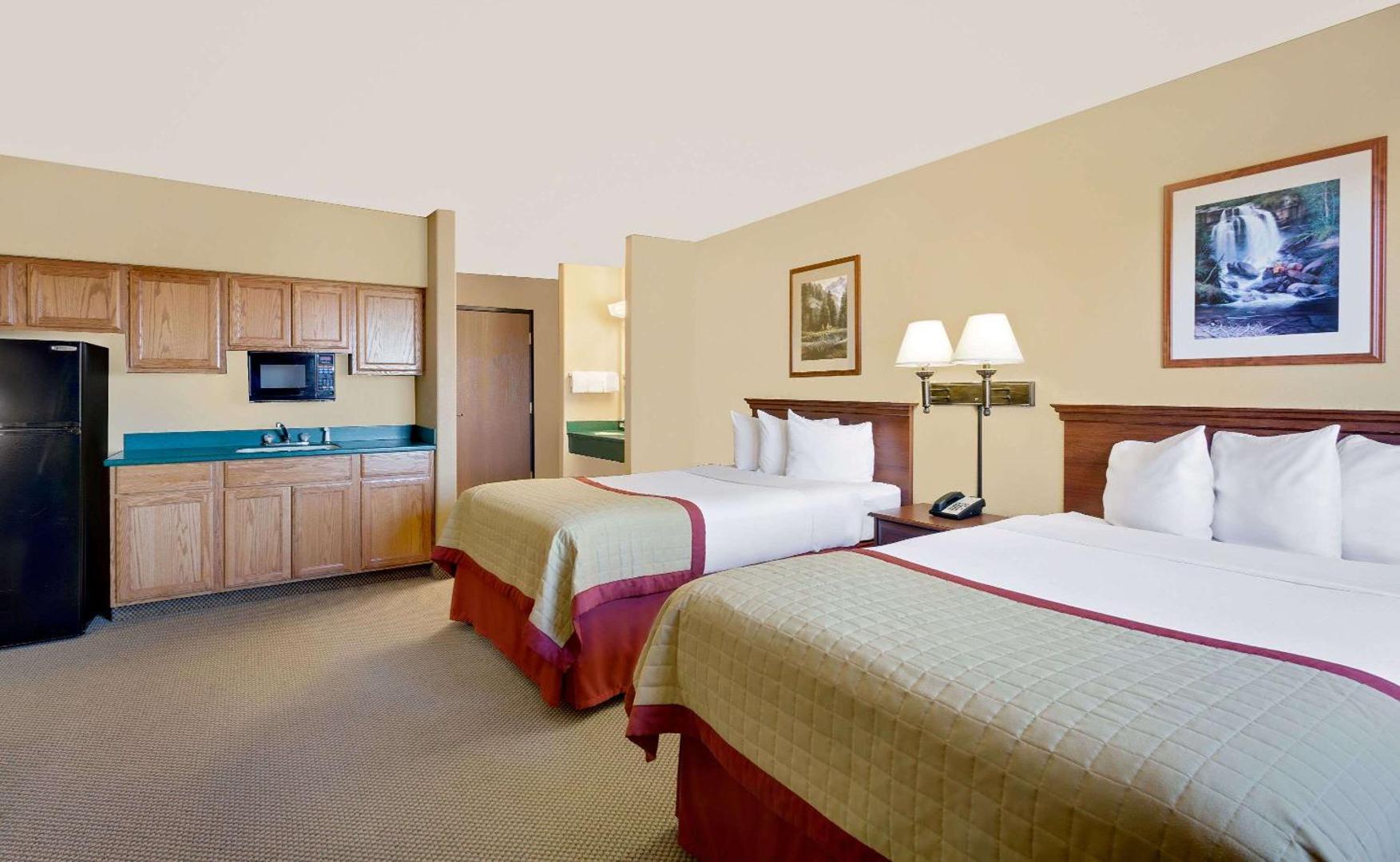 Pinedale Hotel & Suites