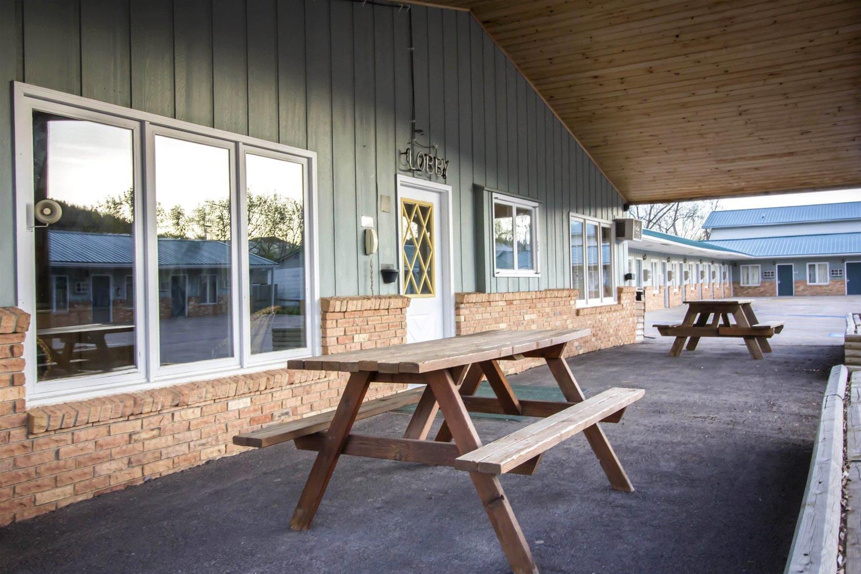 Deer Lodge Motel
