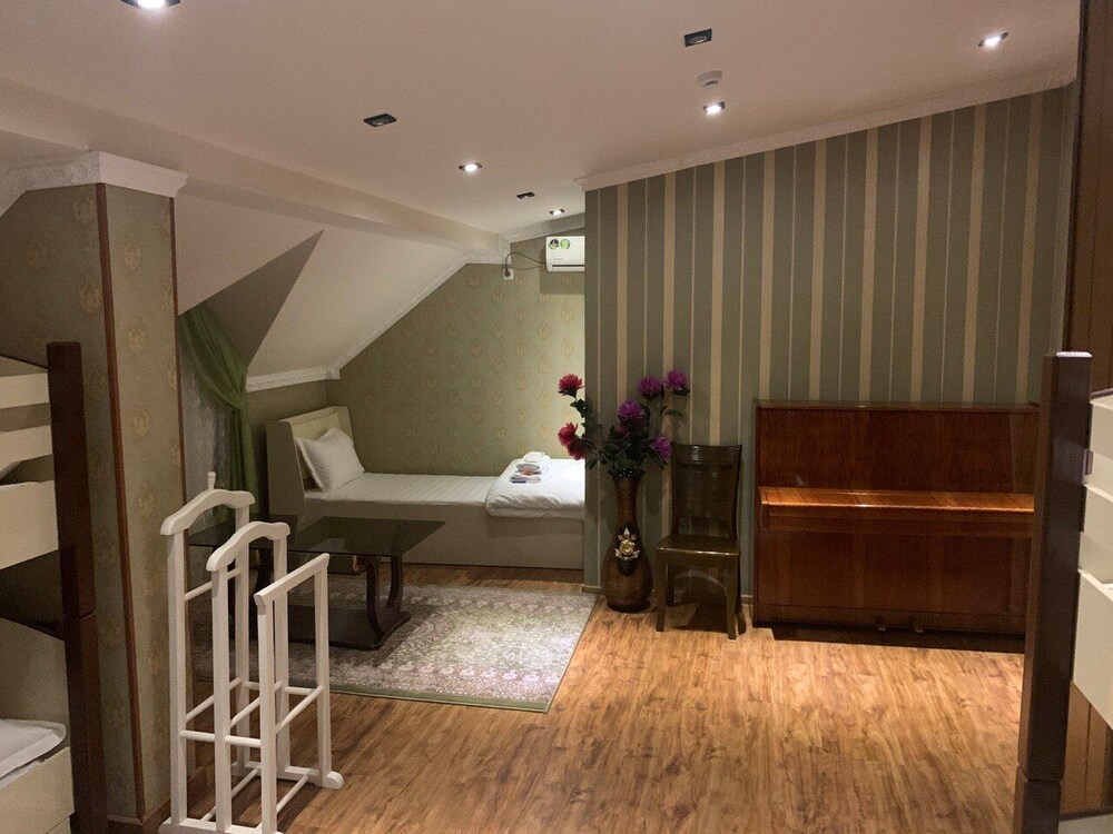 Eleon Hotel