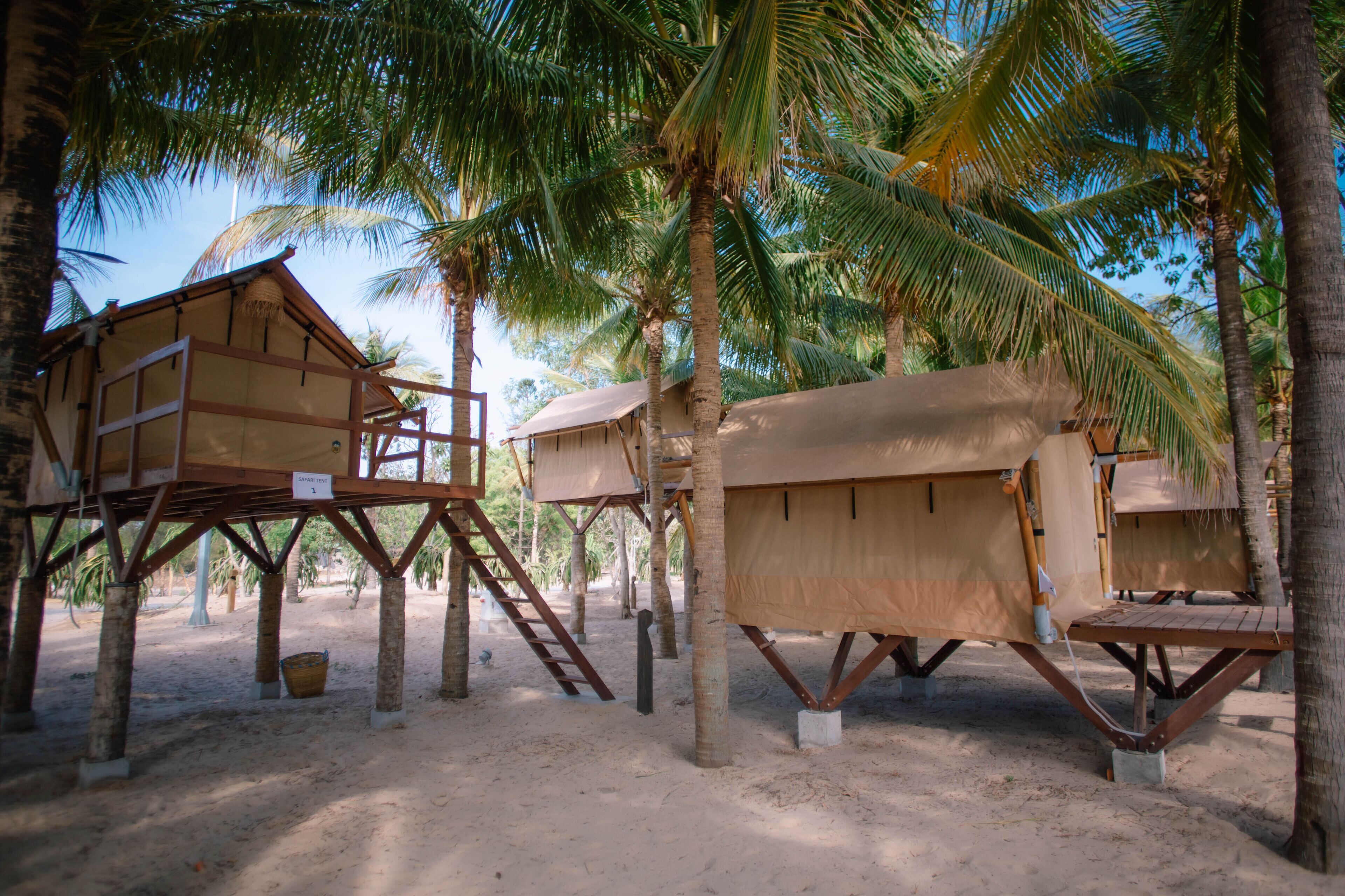 Hola Beach - Beach Club & Eco Glamping Resort