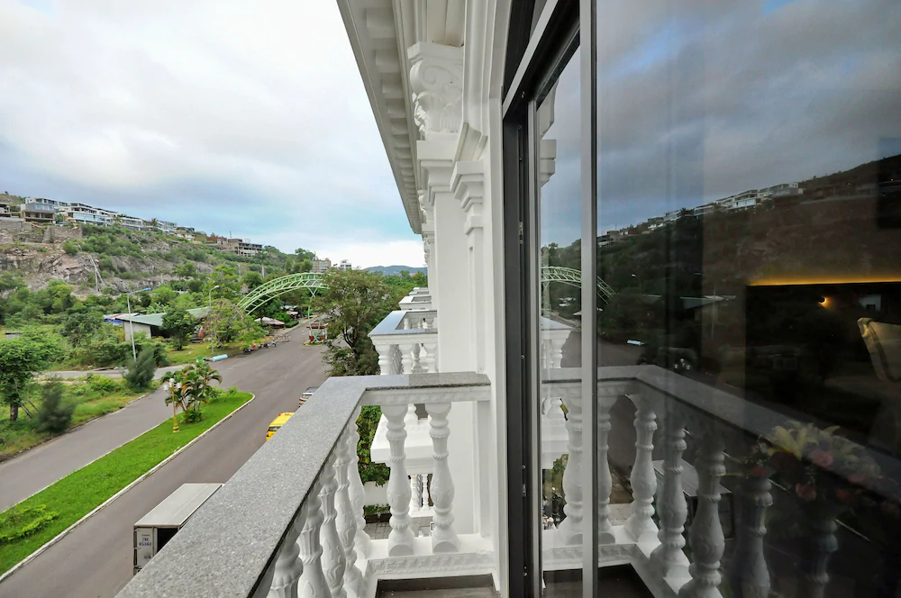 Crown Nguyen Hoang Hotel