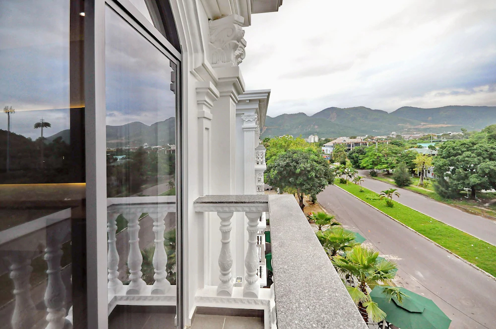 Crown Nguyen Hoang Hotel