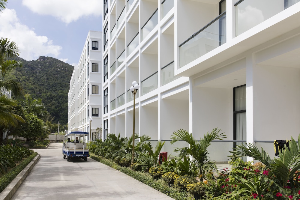 Diamond Bay Condotel Resort
