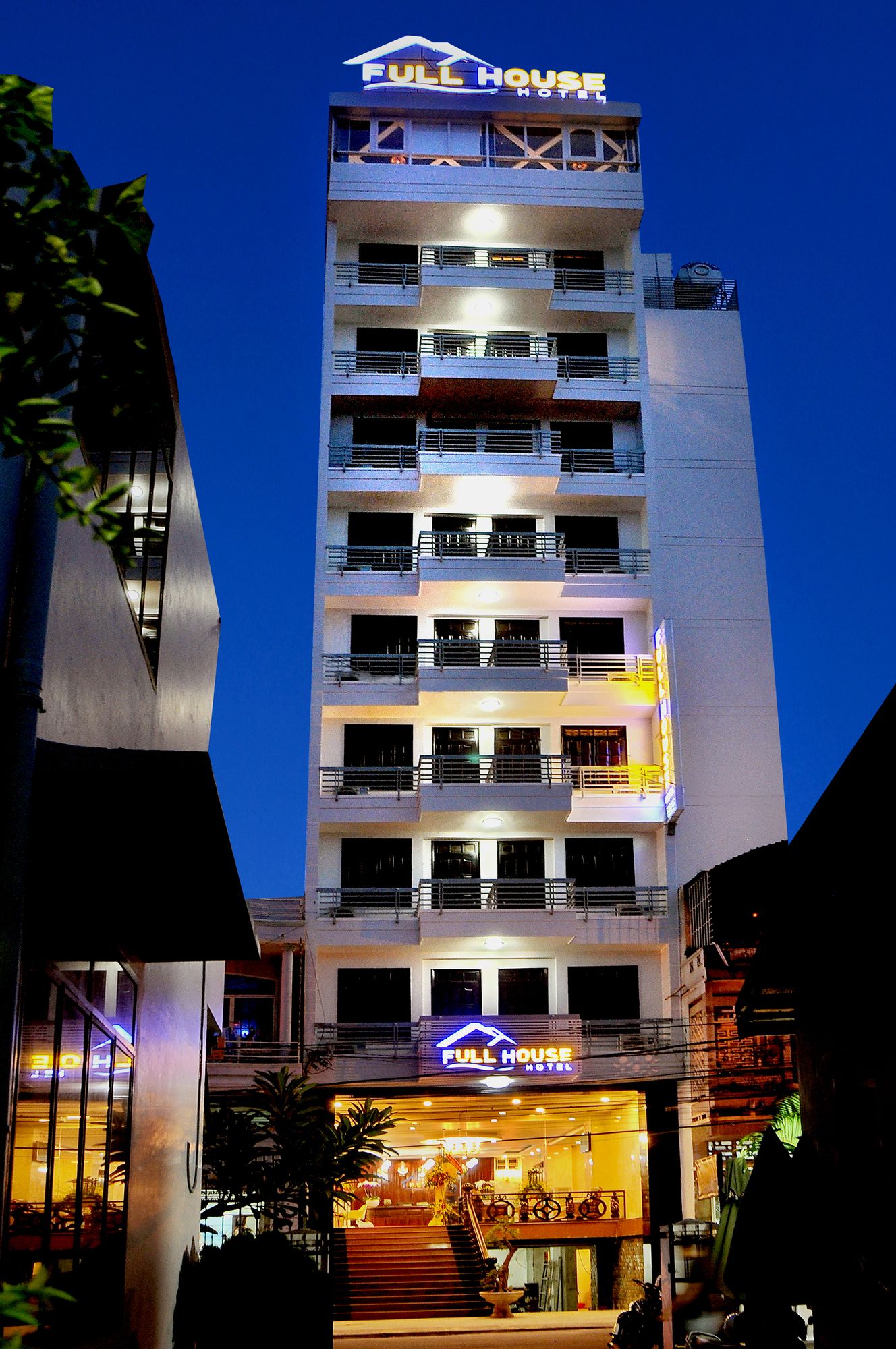 Full House Hotel