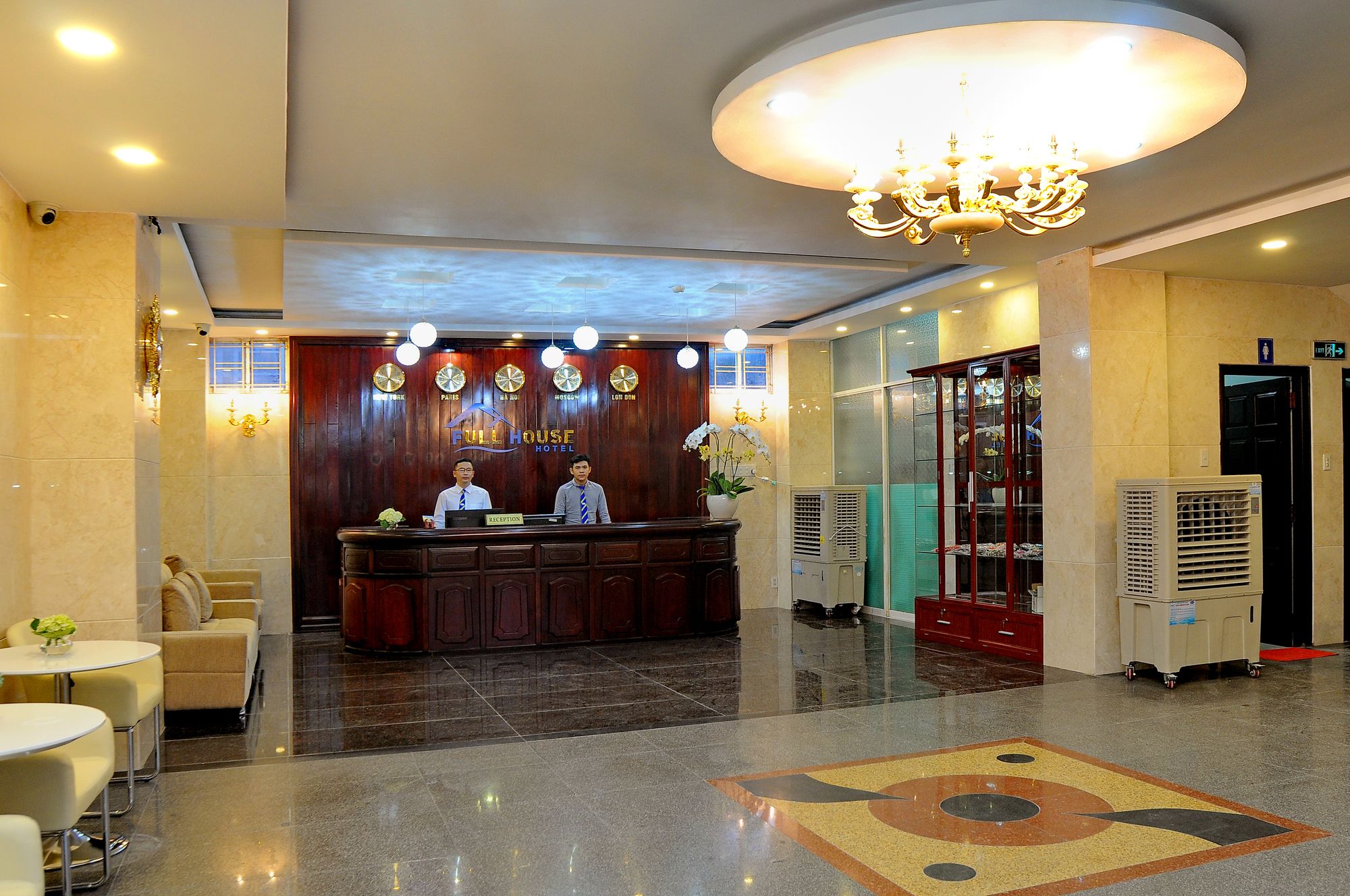 Full House Hotel