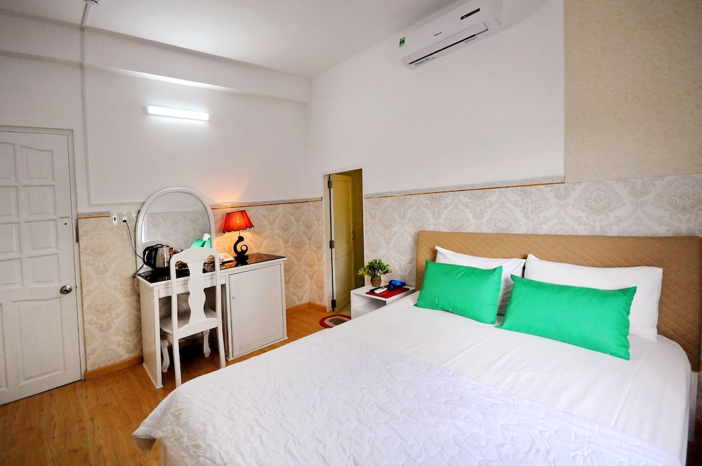 Pansy Hotel by OYO Rooms