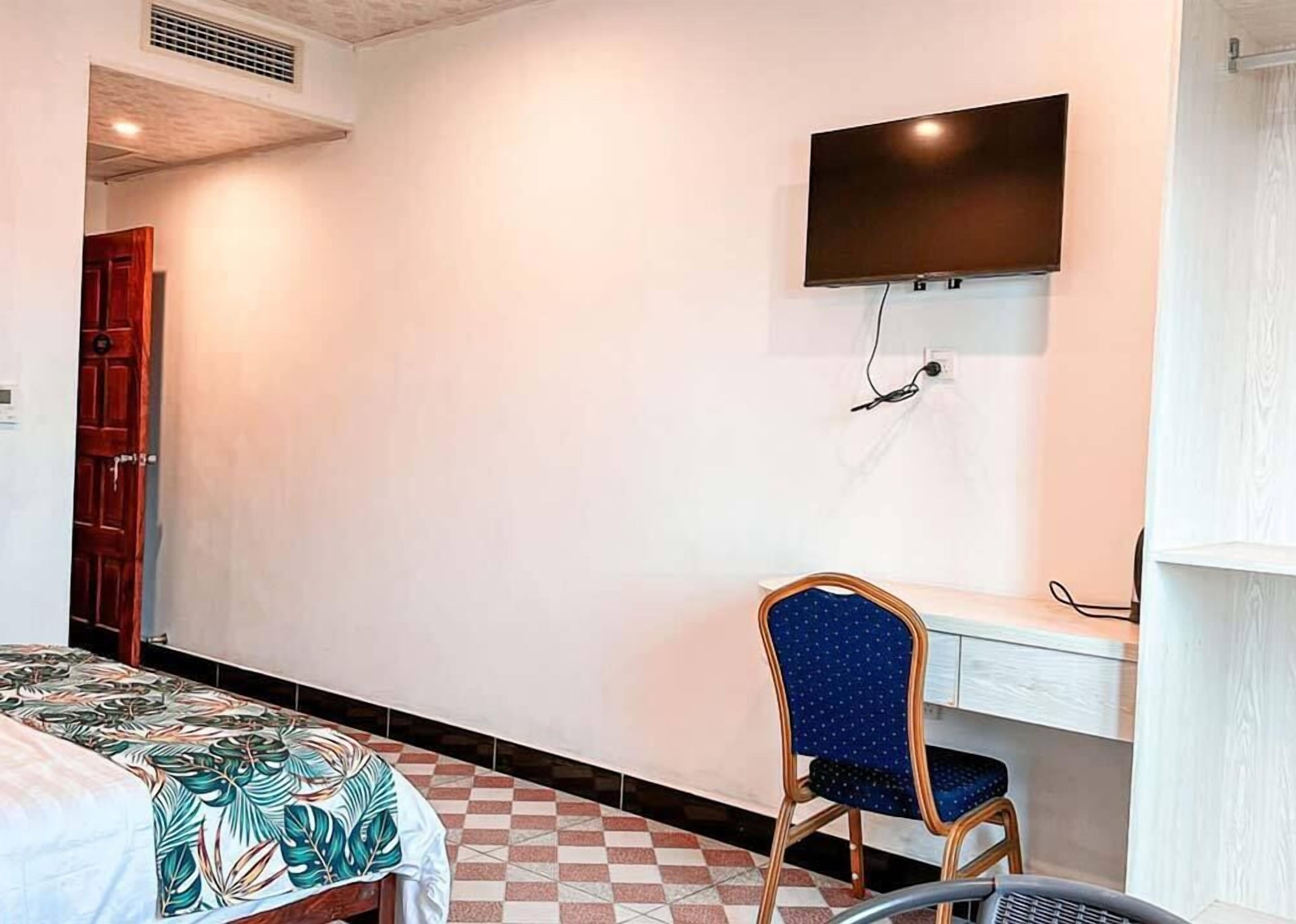 Crown Royale Hotel & Lounge