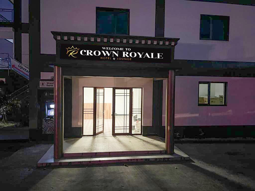 Crown Royale Hotel & Lounge