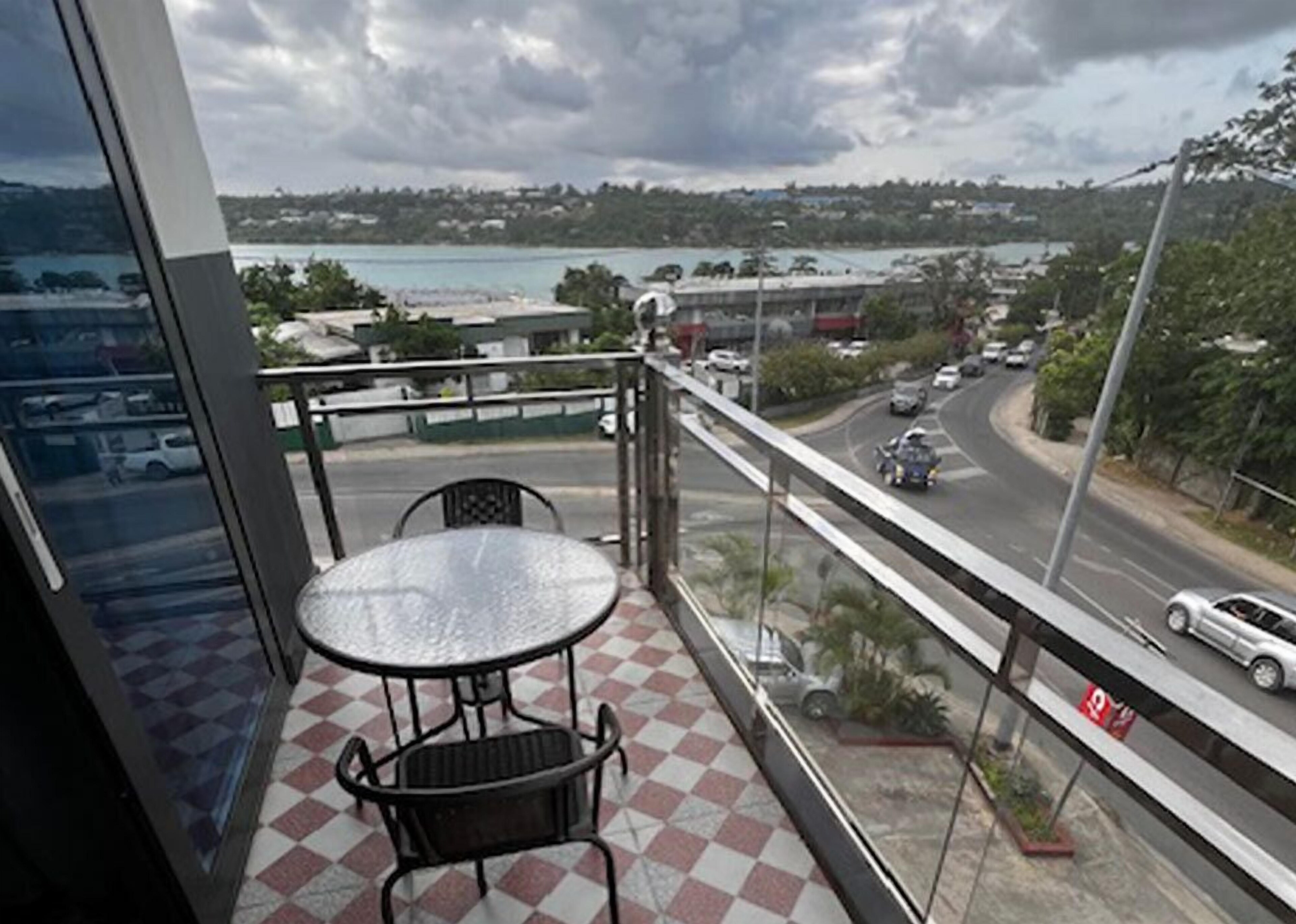 Crown Royale Hotel & Lounge