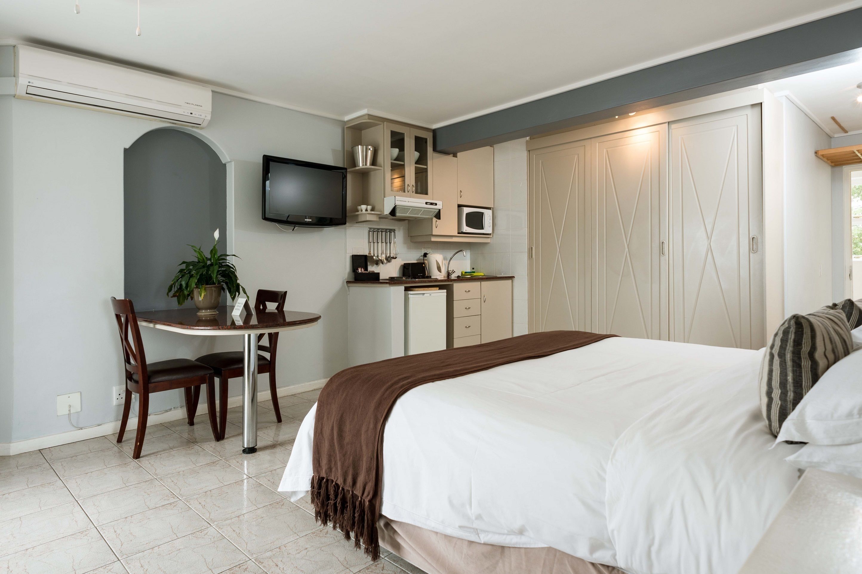 Morea House, Autograph Collection