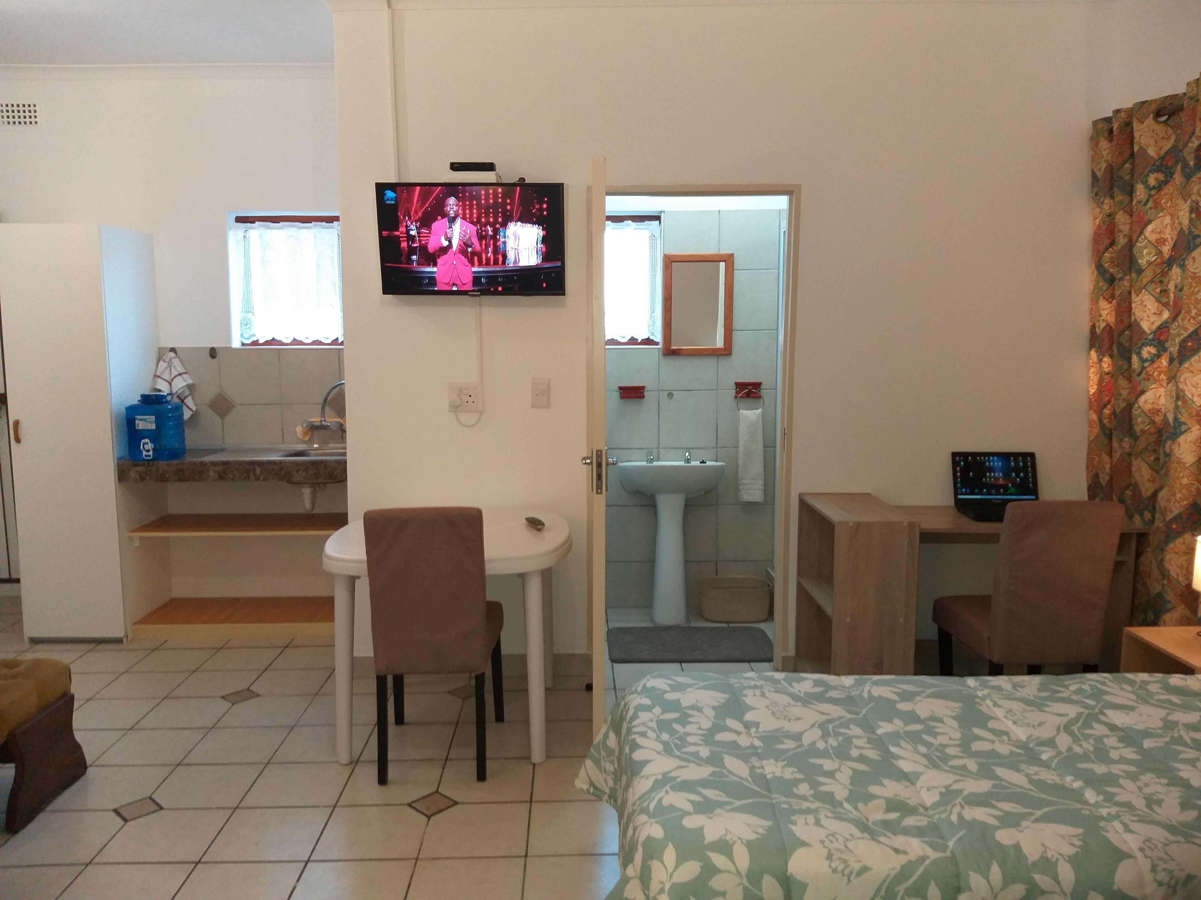 DJ'S B&B