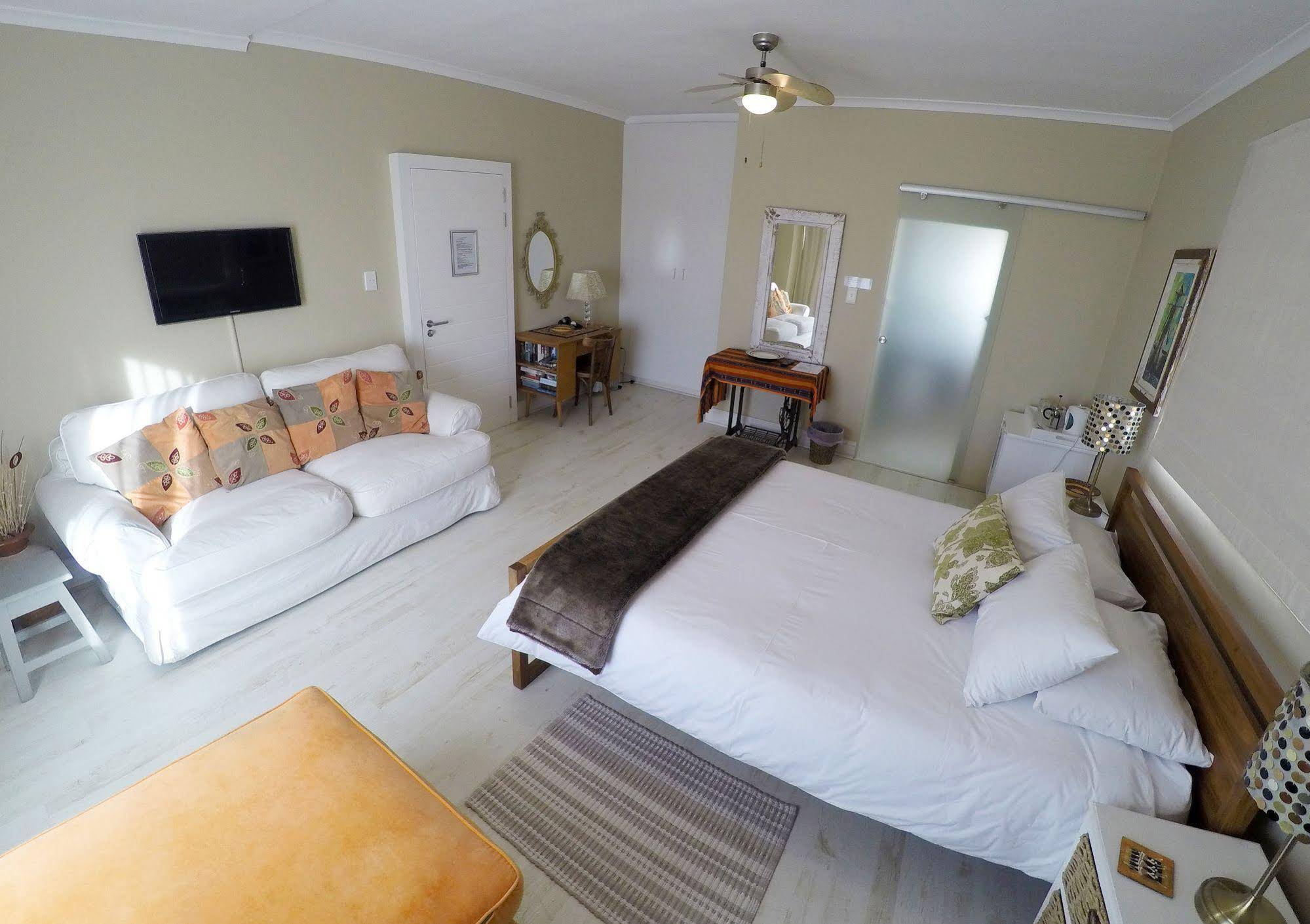 Dolphin Inn Guesthouse