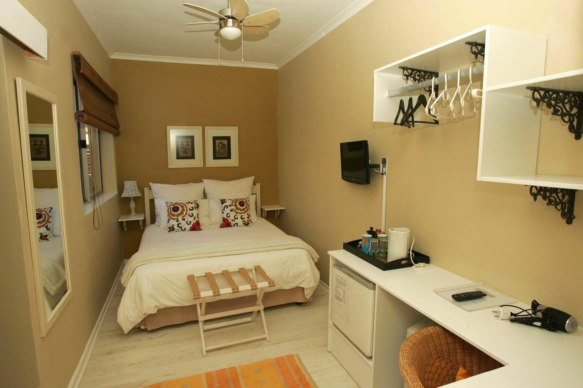 Dolphin Inn Guesthouse