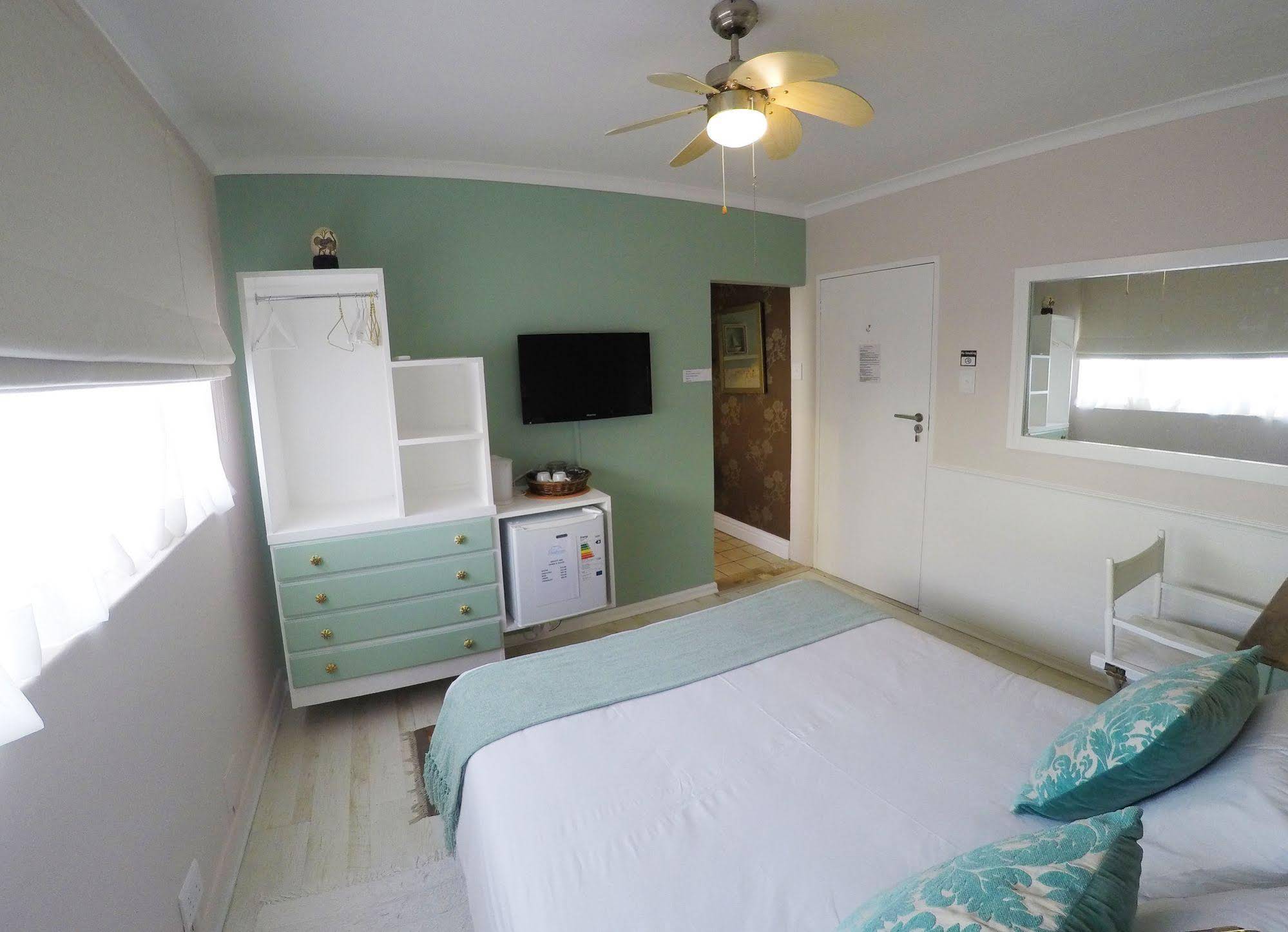 Dolphin Inn Guesthouse