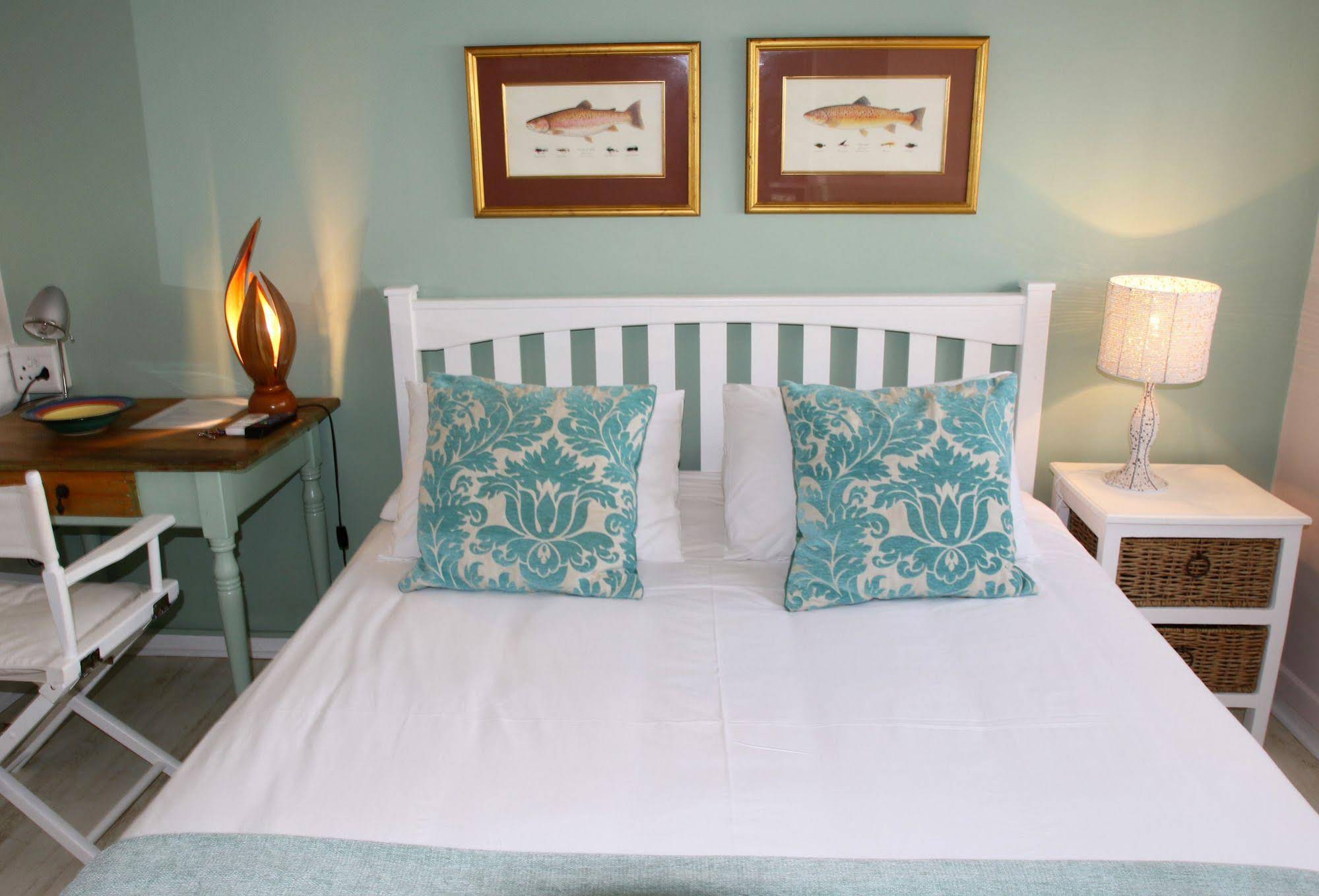 Dolphin Inn Guesthouse