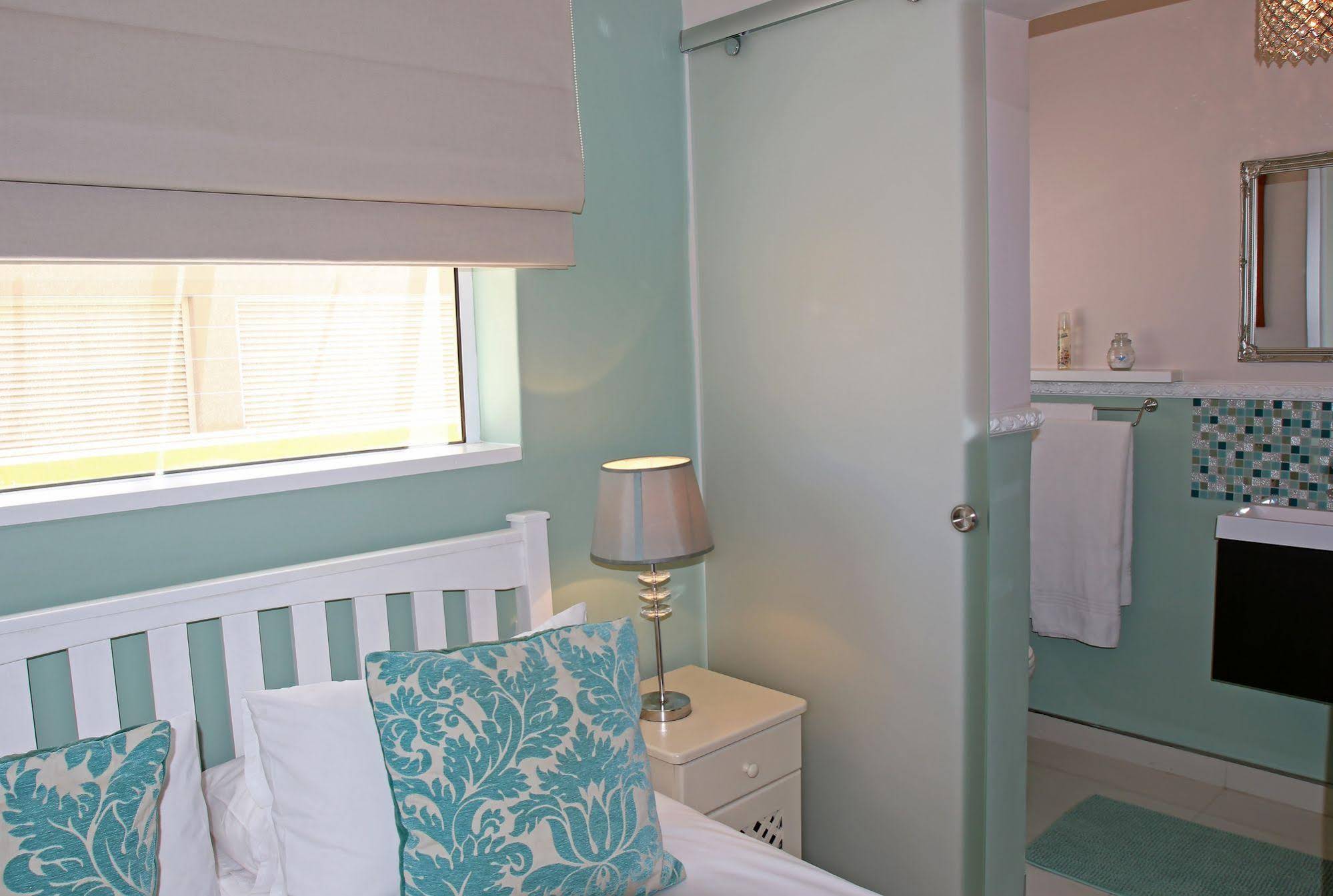 Dolphin Inn Guesthouse