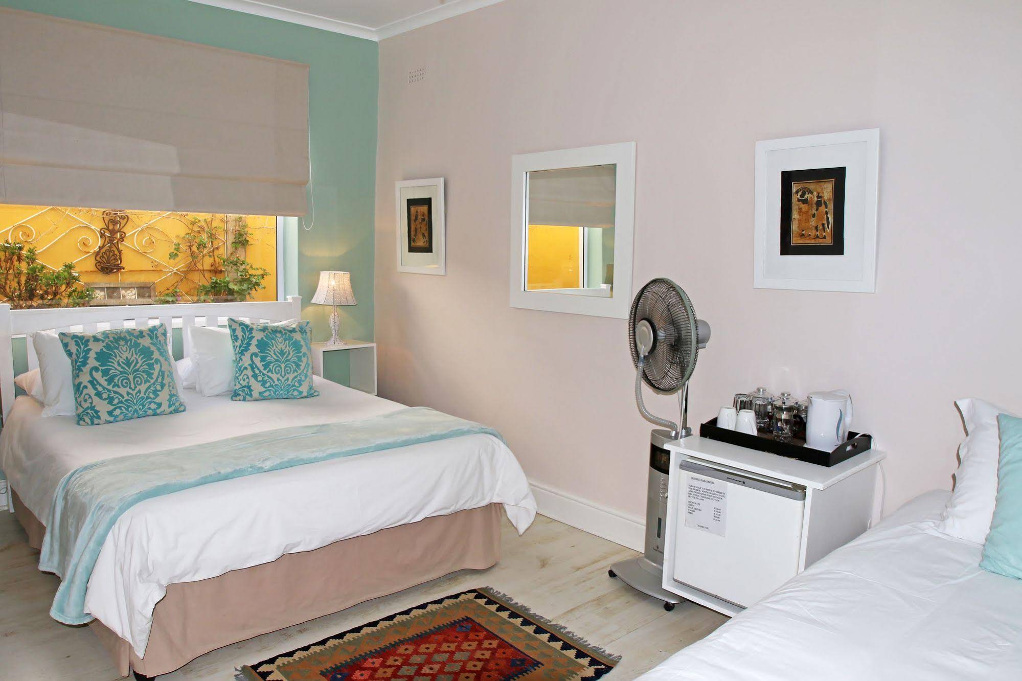 Dolphin Inn Guesthouse