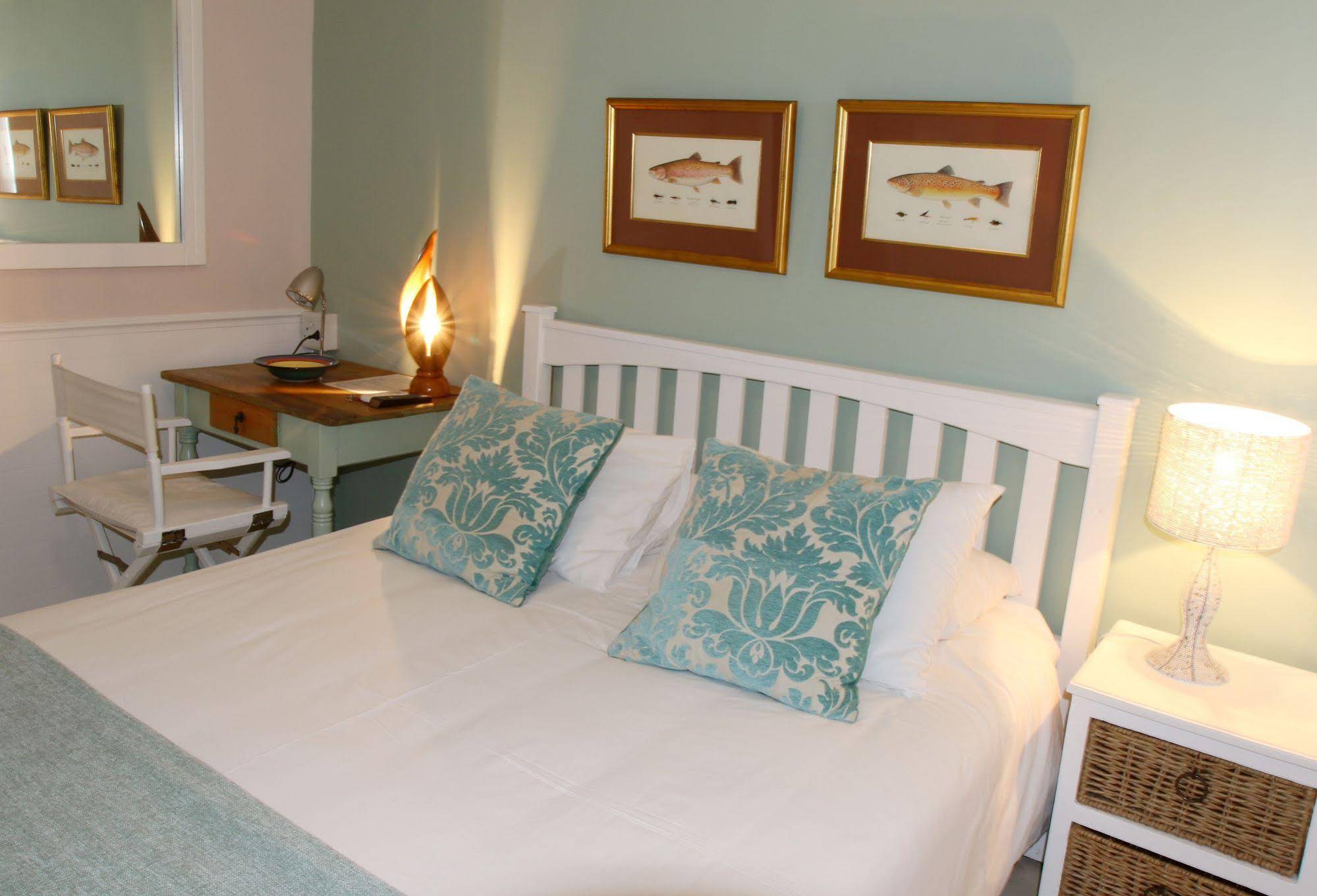 Dolphin Inn Guesthouse