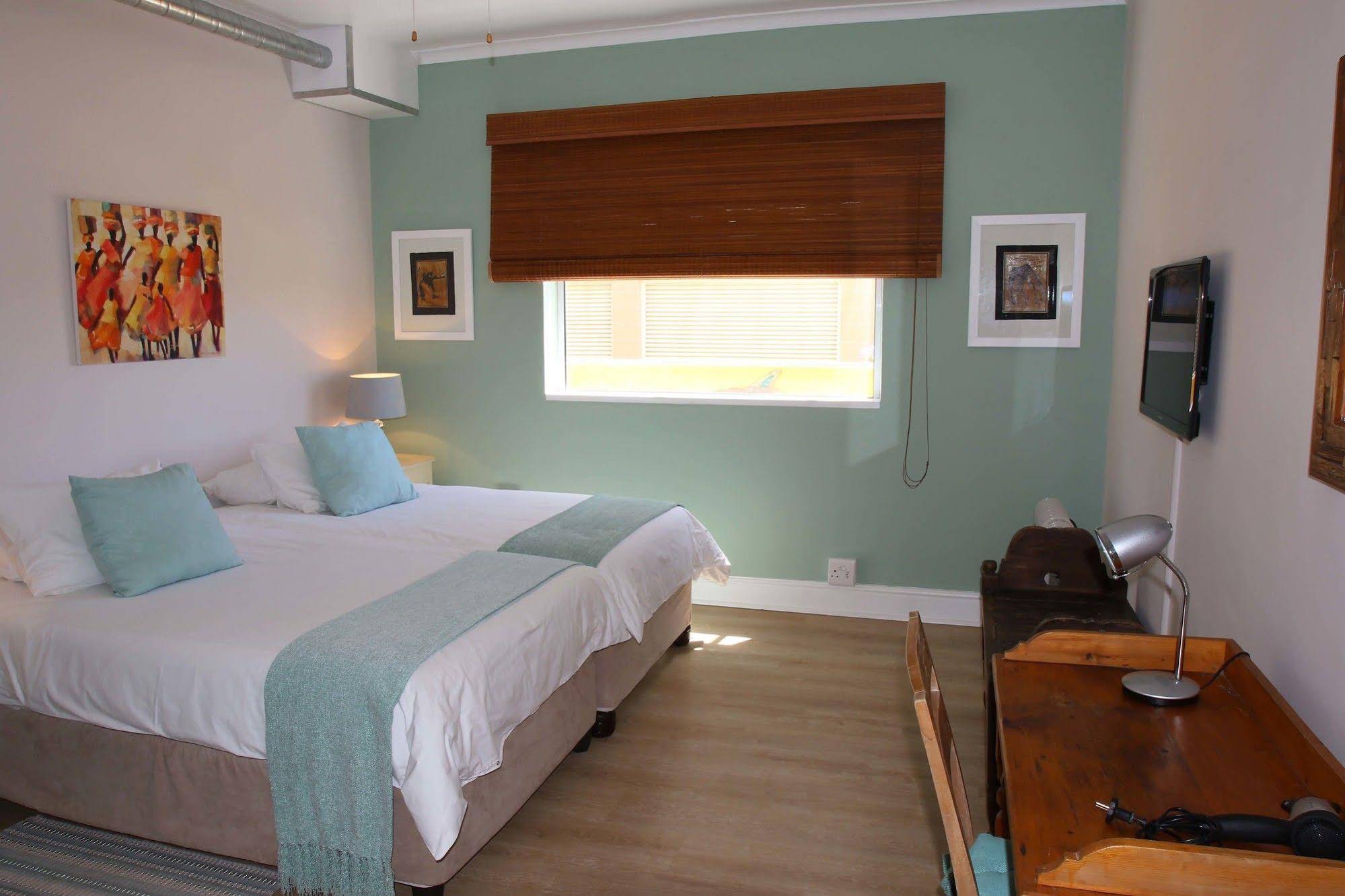 Dolphin Inn Guesthouse