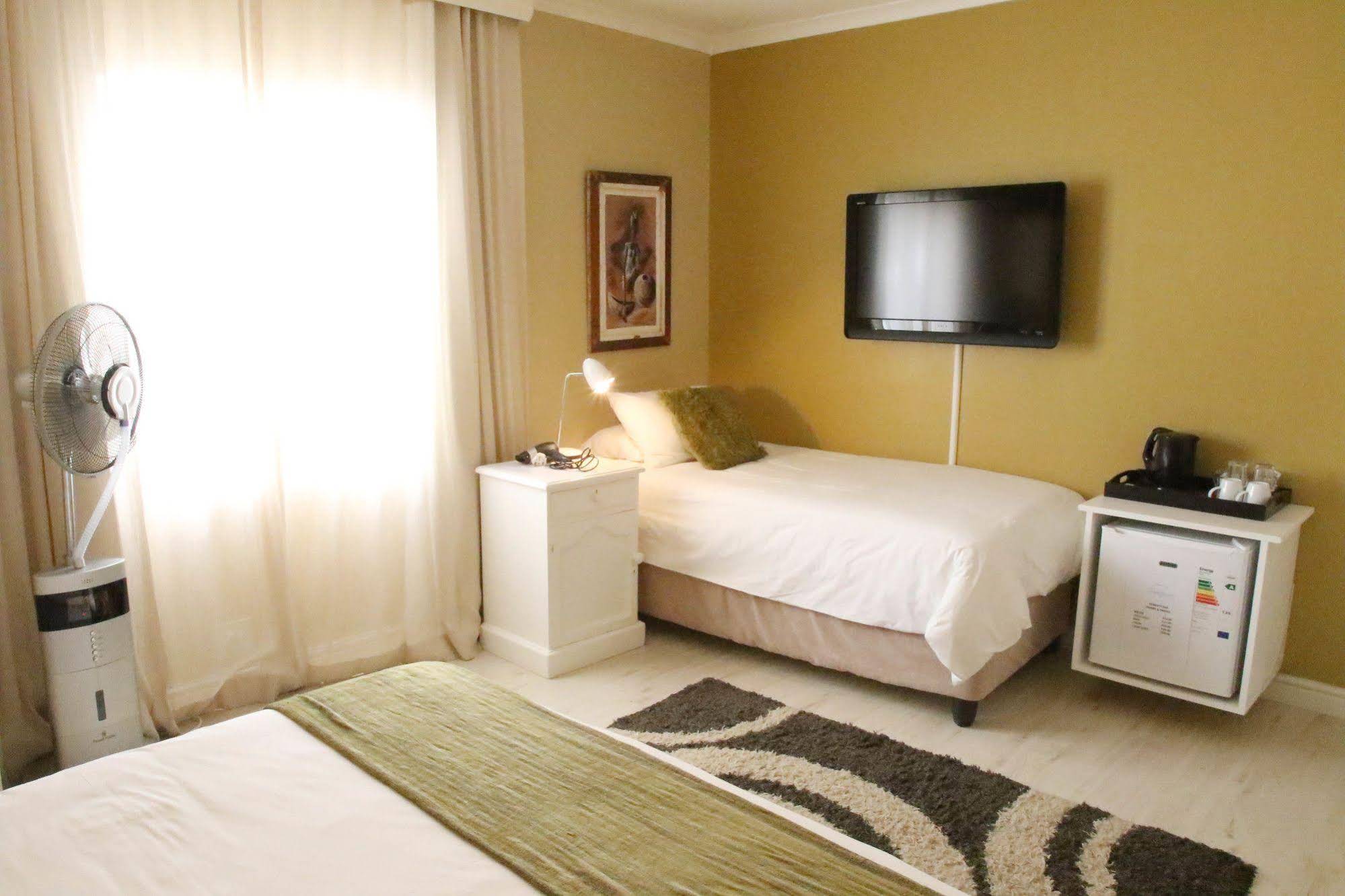 Dolphin Inn Guesthouse