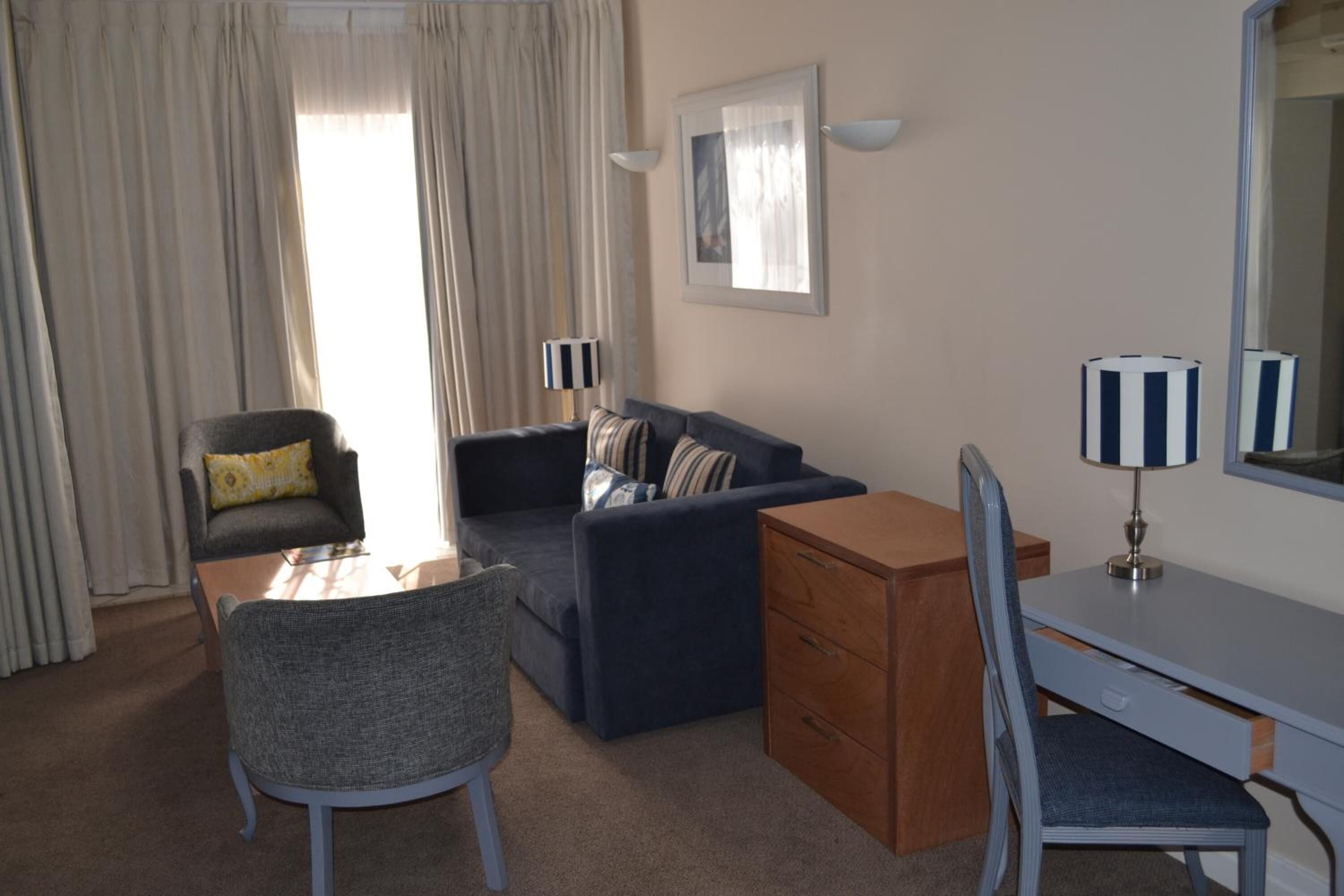 Peninsula All-Suite Hotel