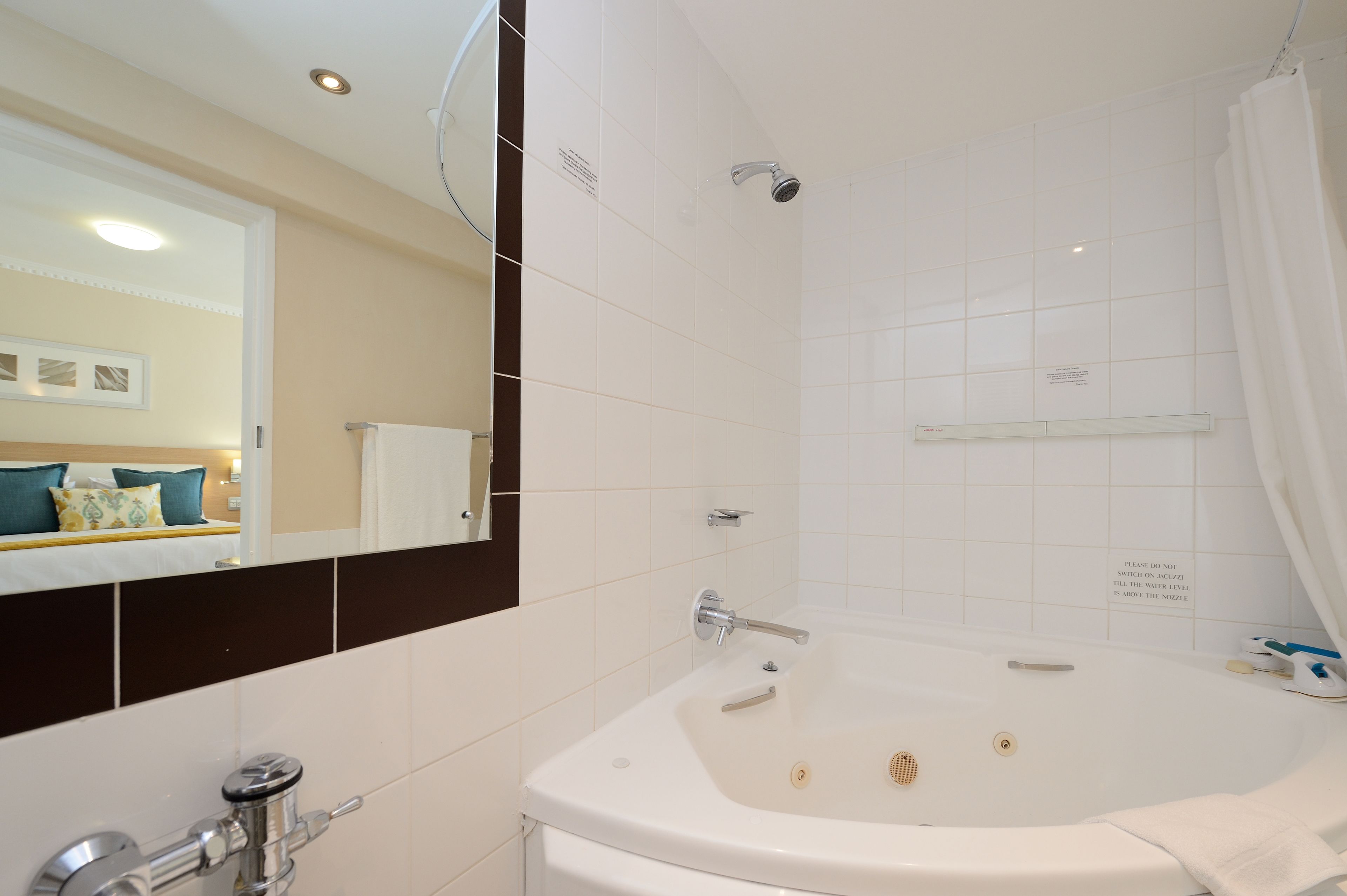 Peninsula All-Suite Hotel