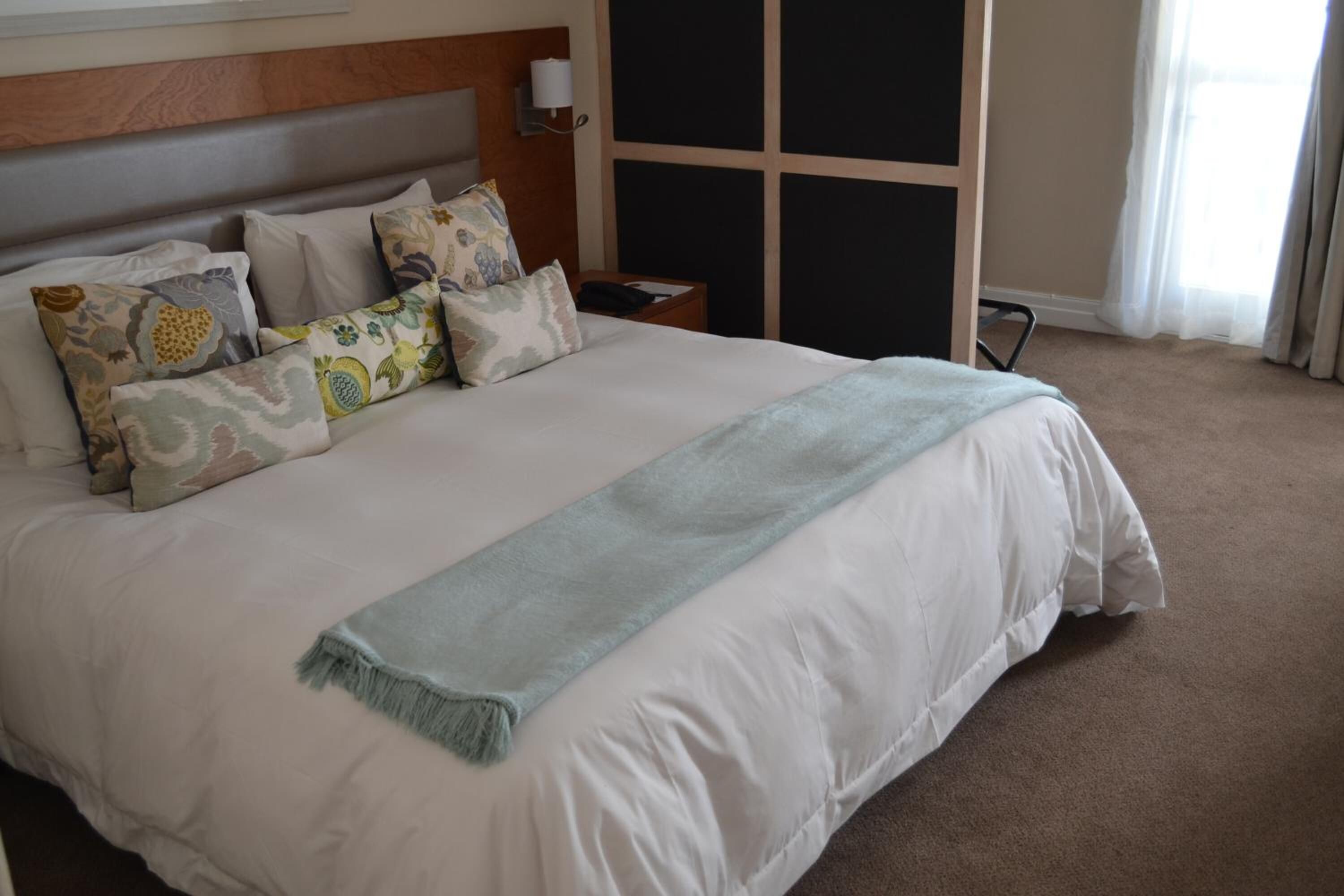 Peninsula All-Suite Hotel