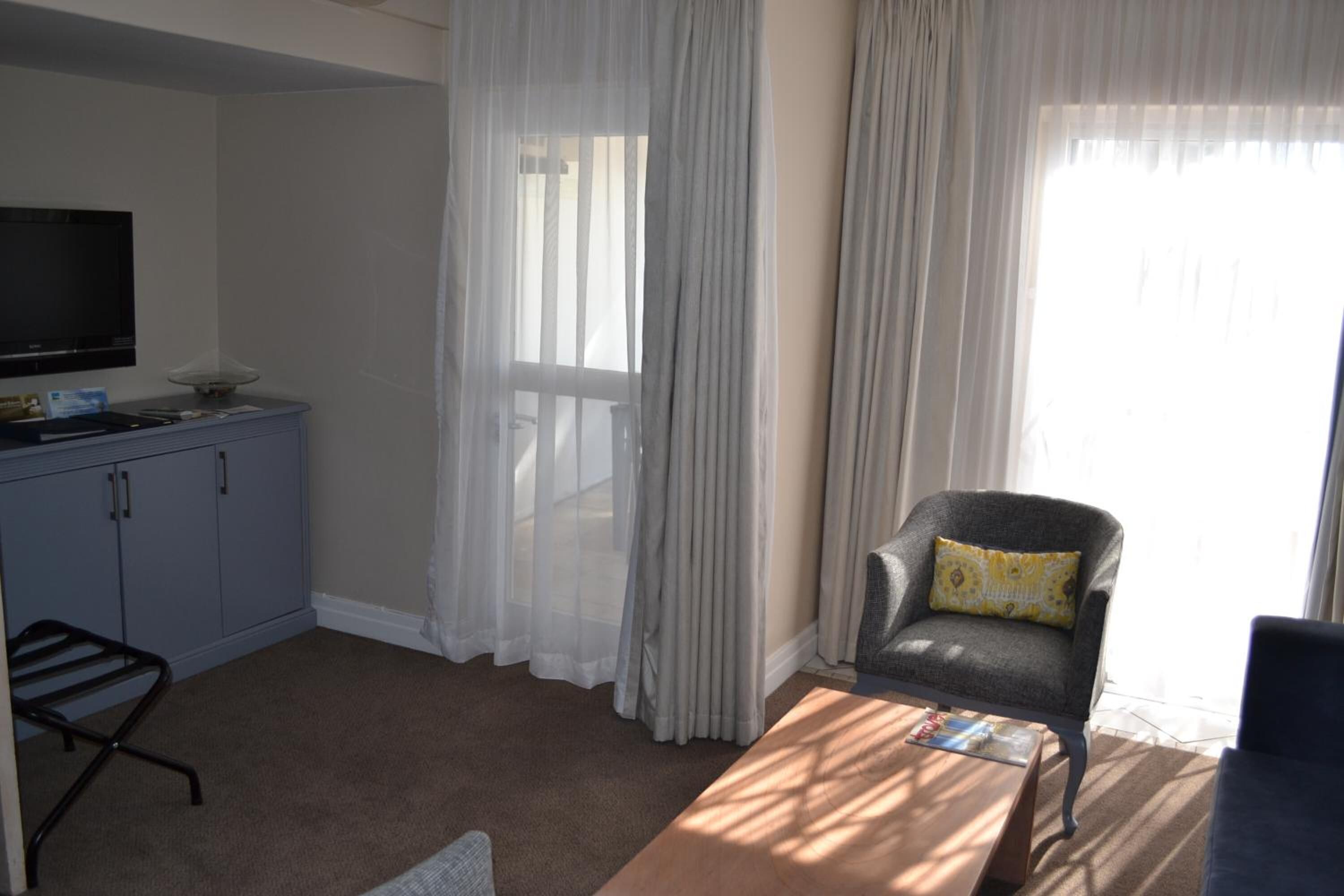 Peninsula All-Suite Hotel