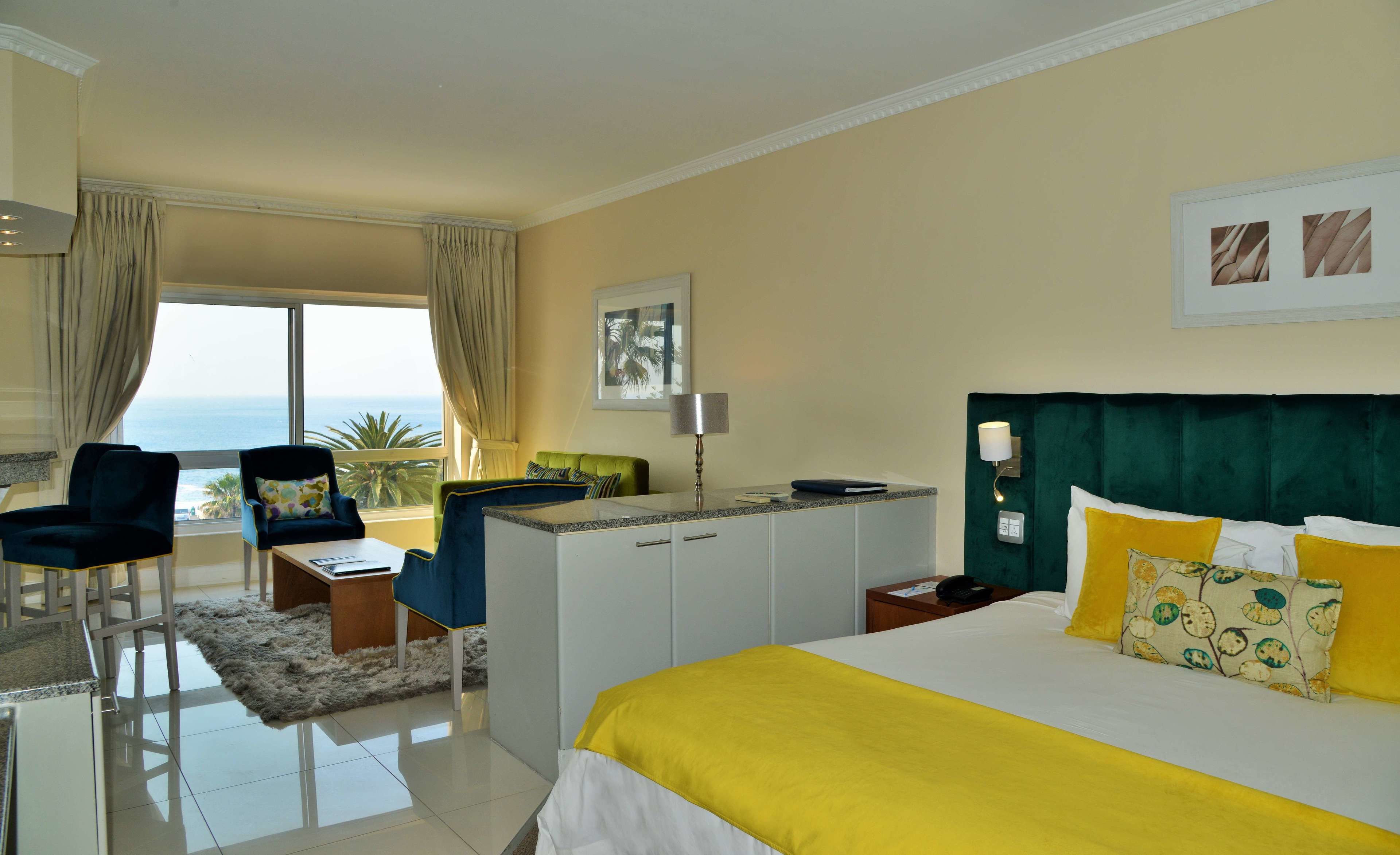 Peninsula All-Suite Hotel