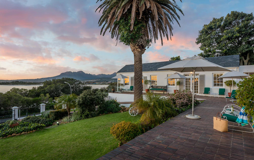 Manor on the Bay Guest House And Conference Centre