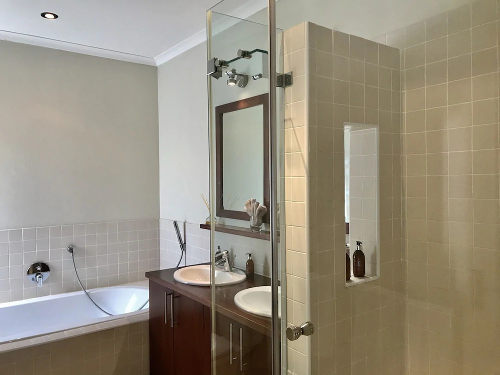 Manor on the Bay Guest House And Conference Centre