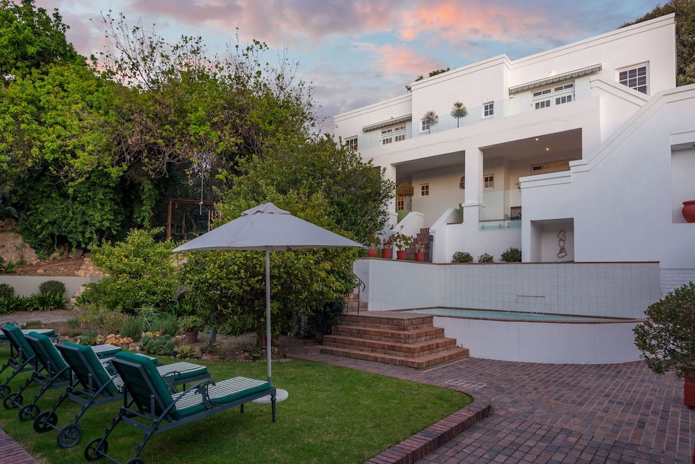 Manor on the Bay Guest House And Conference Centre