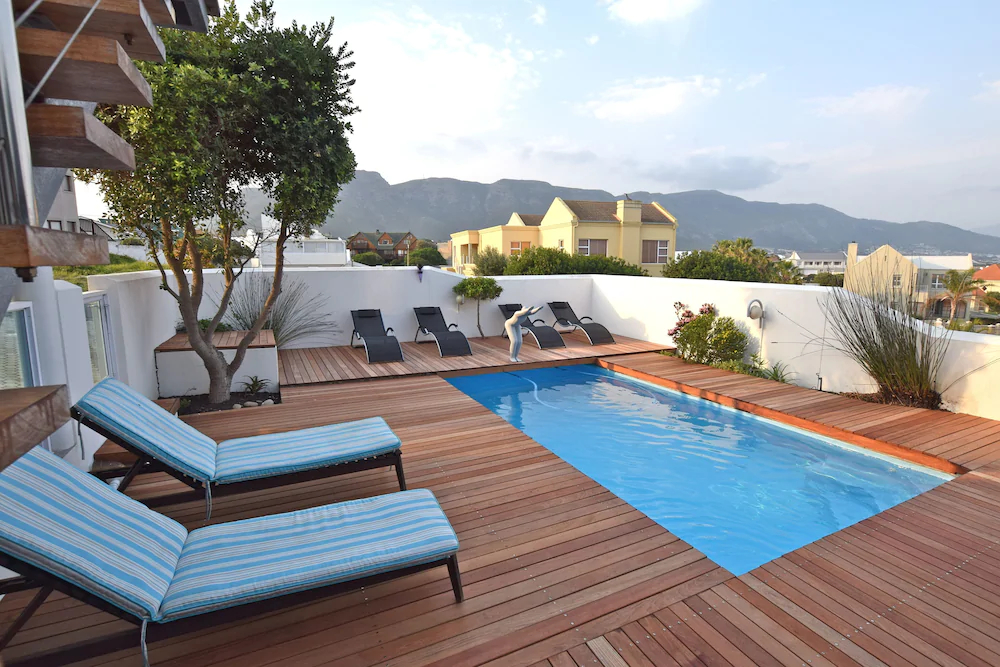 Dolphin House Apartments