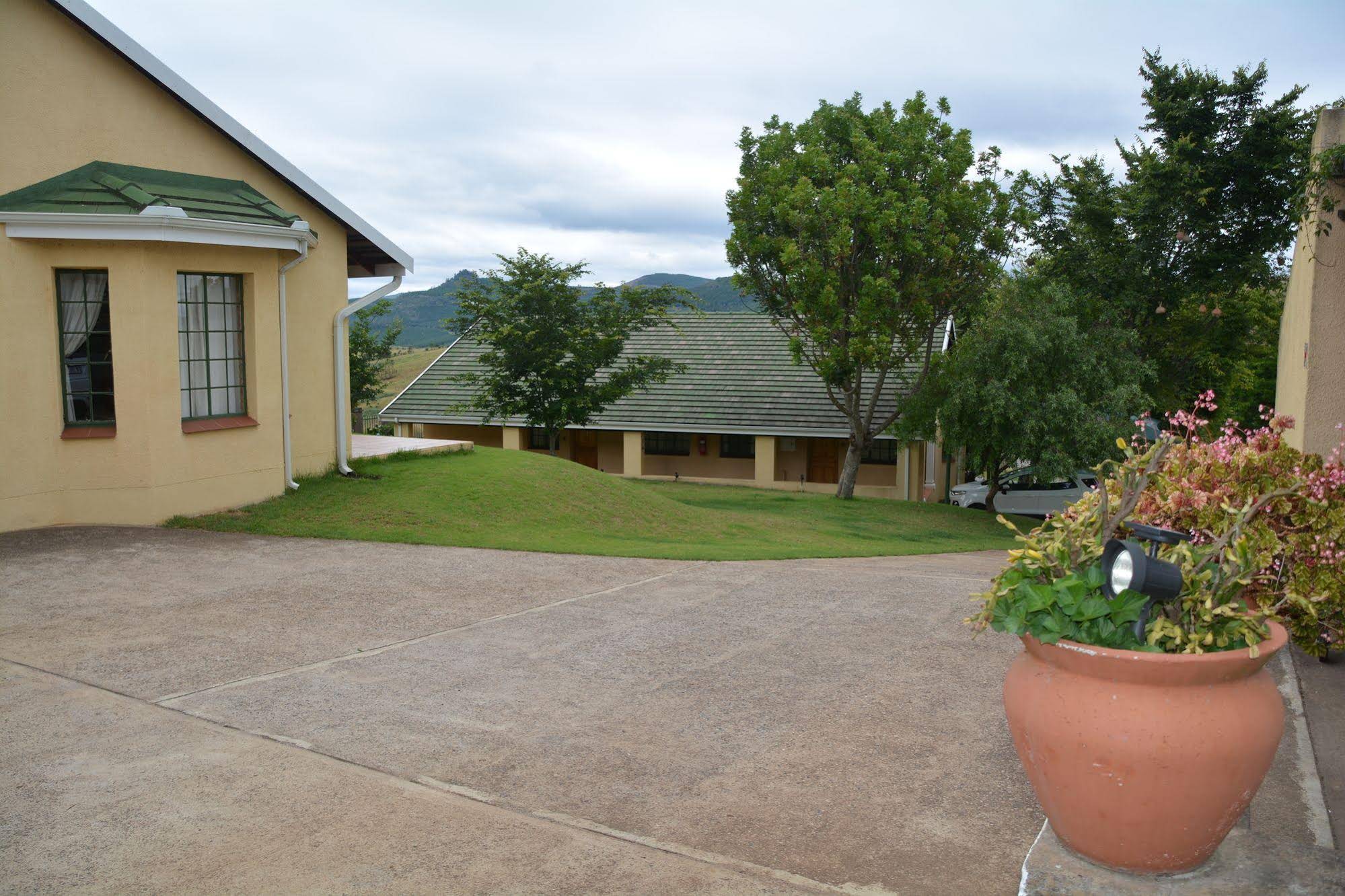 Thaba Tsweni Lodge & Safaris