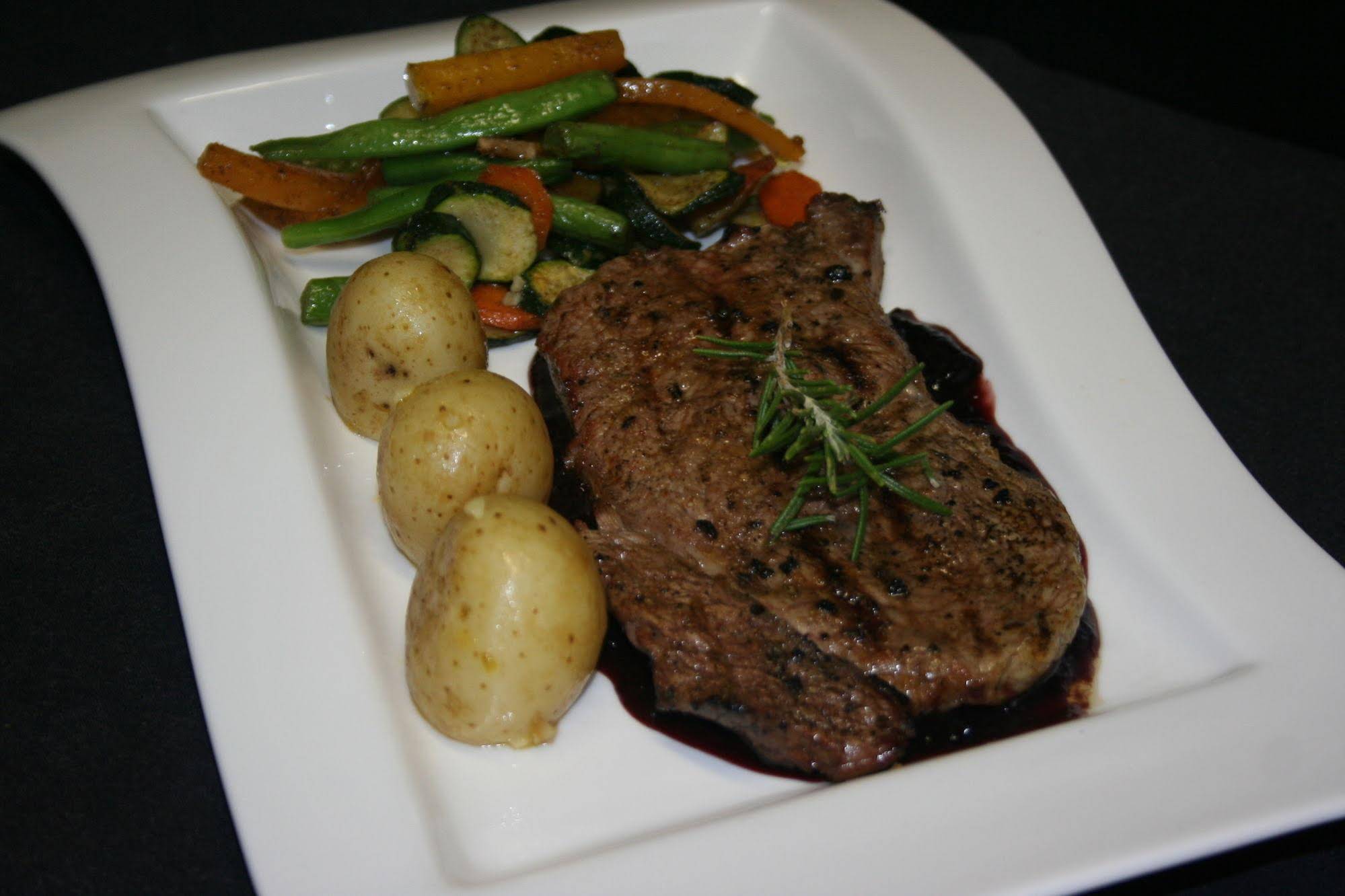 Four Oaks Guesthouse and Templeton's Restaurant