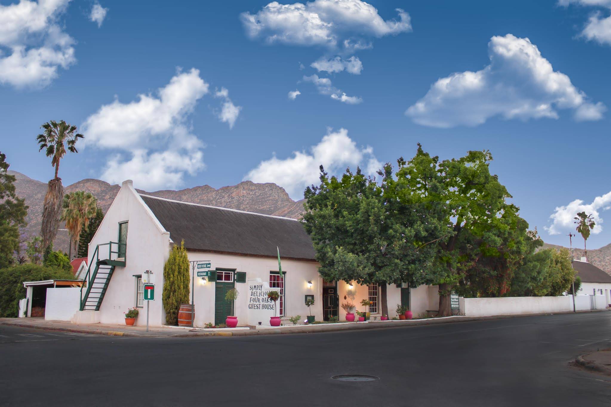Four Oaks Guesthouse and Templeton's Restaurant