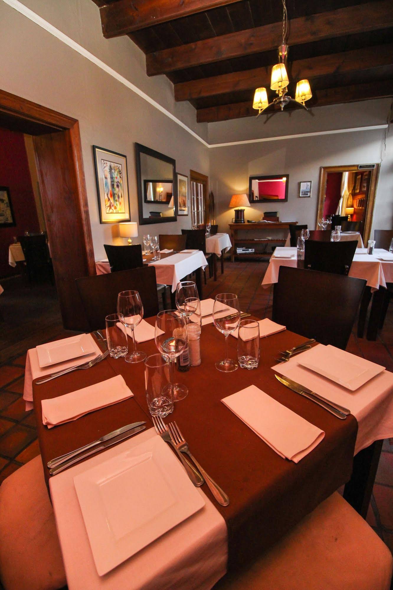 Four Oaks Guesthouse and Templeton's Restaurant