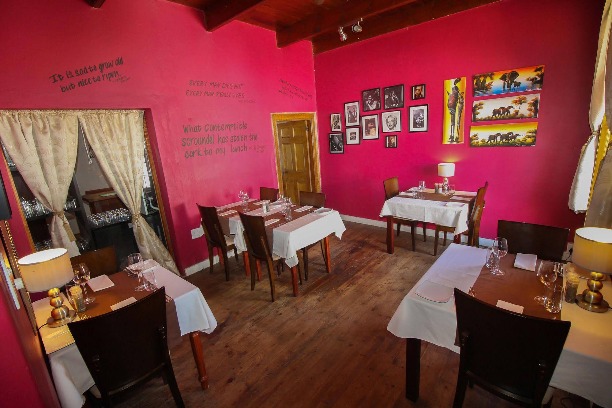 Four Oaks Guesthouse and Templeton's Restaurant